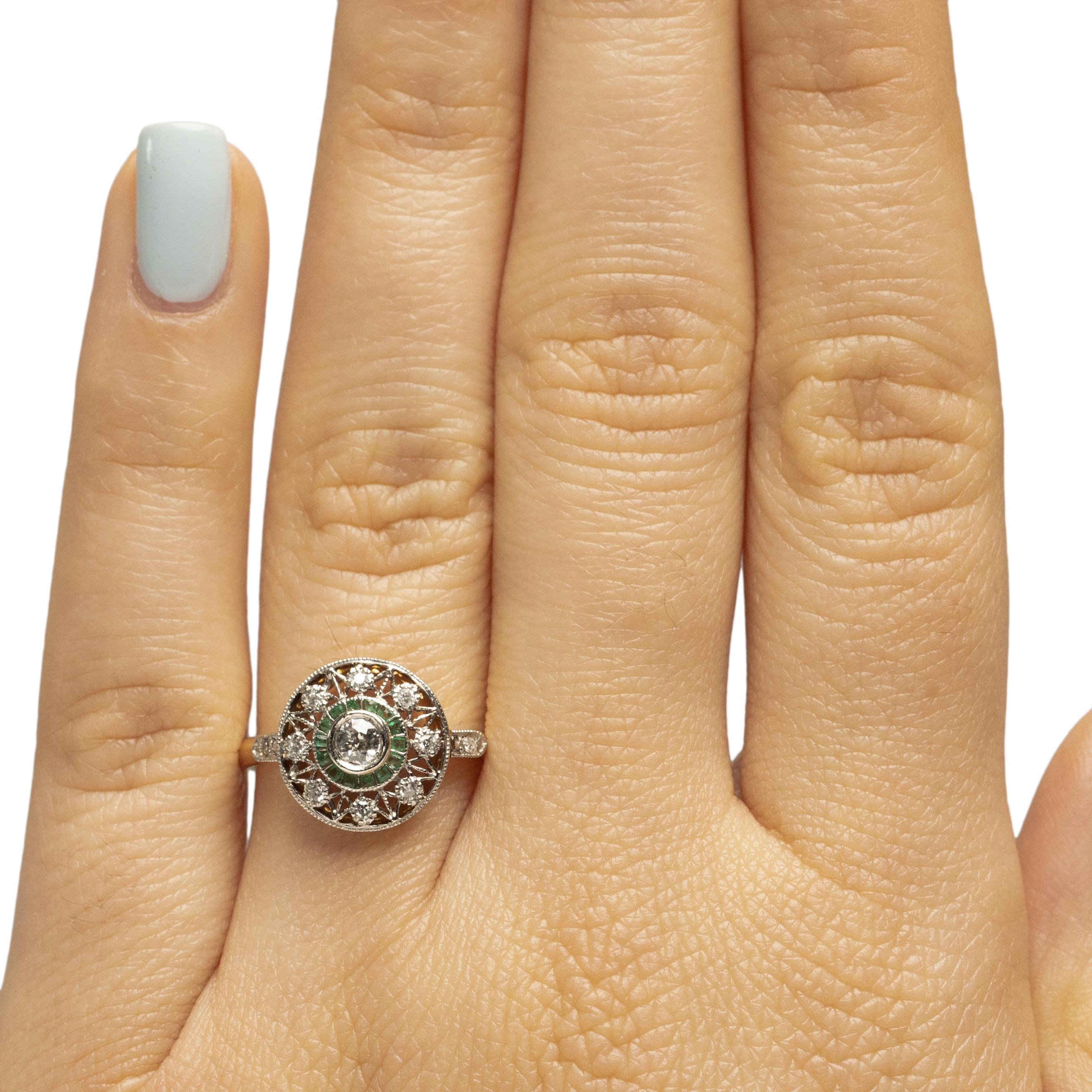 Französischer zweifarbiger, durchbrochener Doppelhalo-Diamant- und Smaragdring mit französischer Punze von 1838 für Damen oder Herren