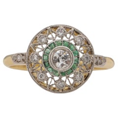 Bague à double halo de diamants et d'émeraudes bicolores ajourée avec poinçon français, datée de 1838