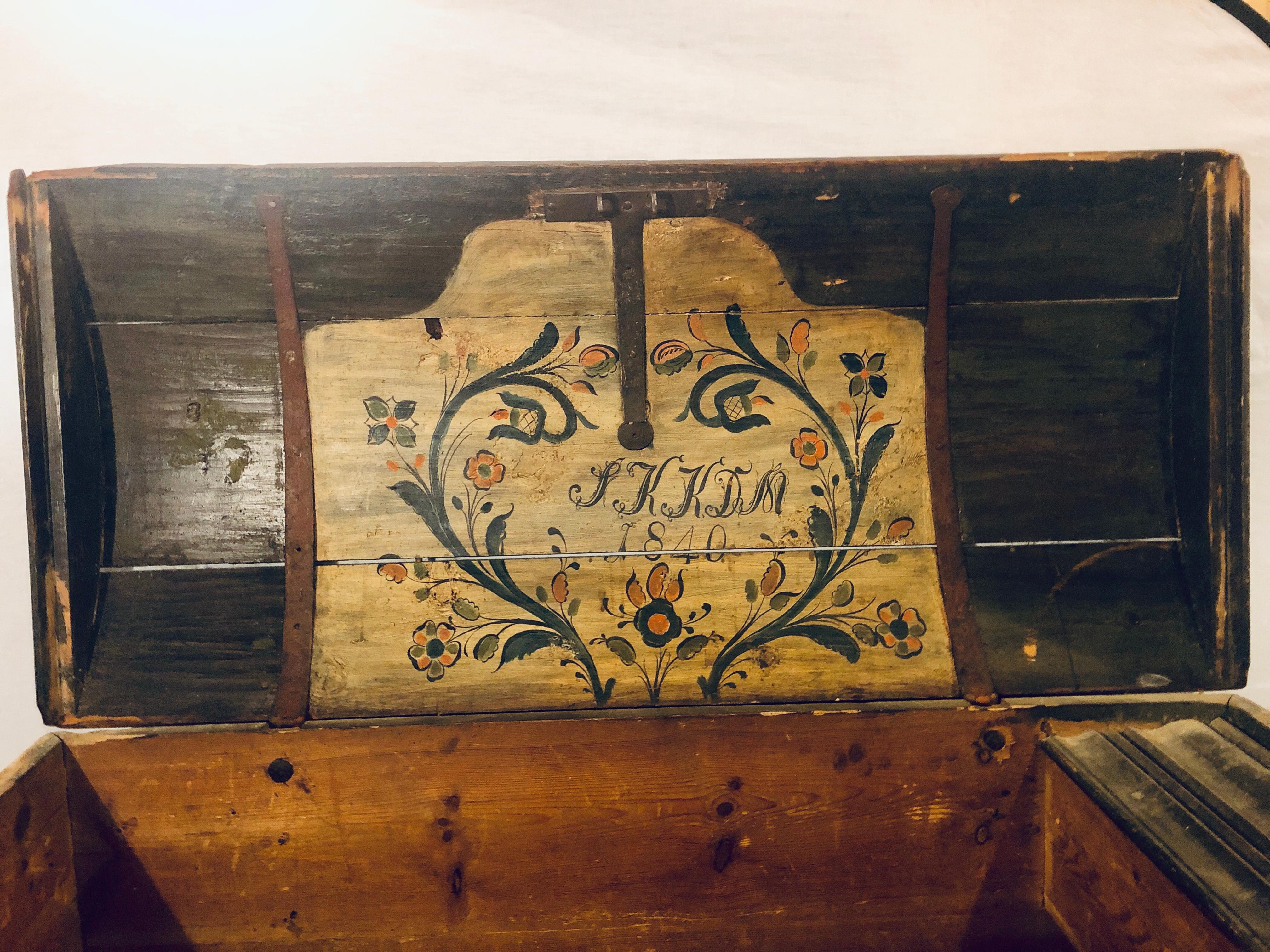 Original Painted Dowry Chest Trunk or Luggage, Dated 1840 In Fair Condition For Sale In Stamford, CT