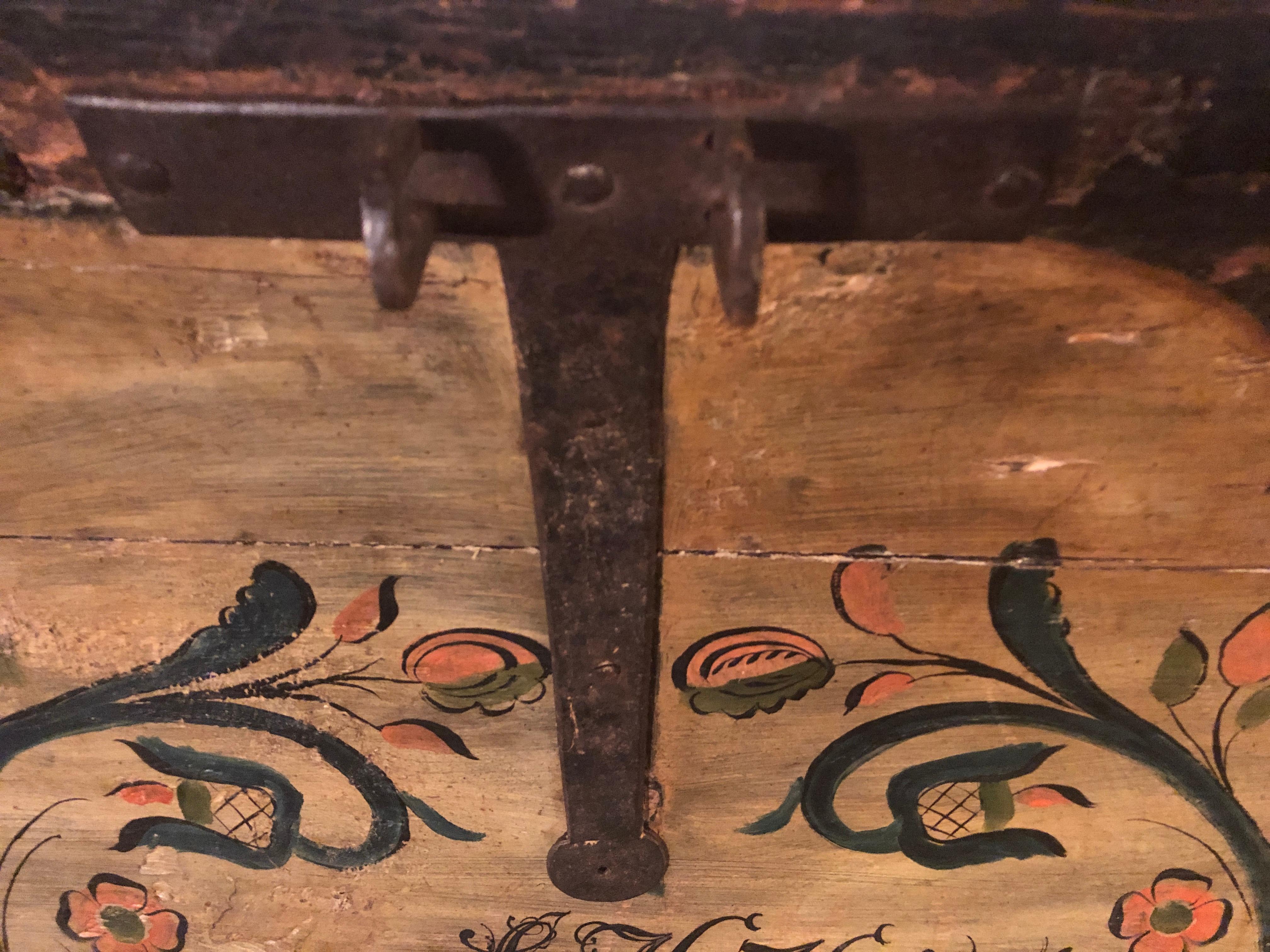 Bemalte Dowry-Truhe oder Gepäckstücke, datiert 1840 im Angebot 3