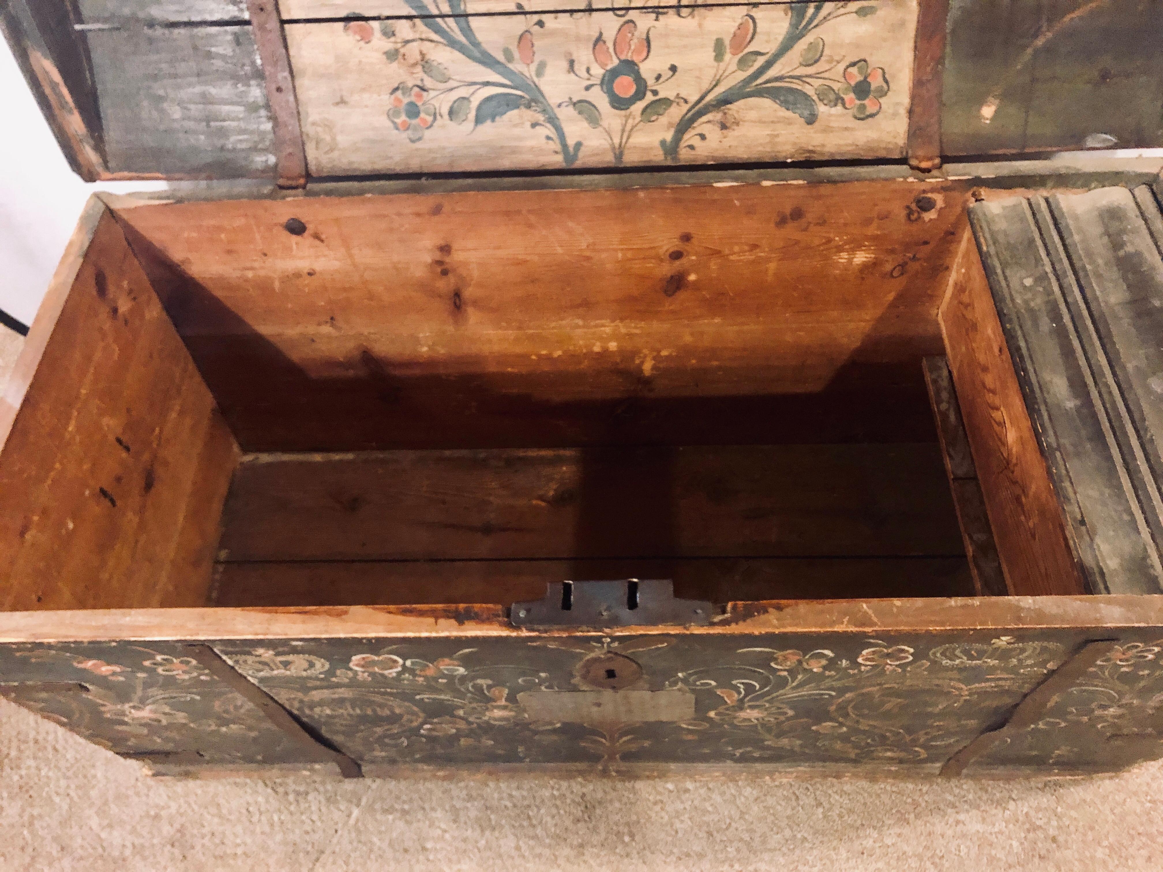 Original Painted Dowry Chest Trunk or Luggage, Dated 1840 For Sale 2