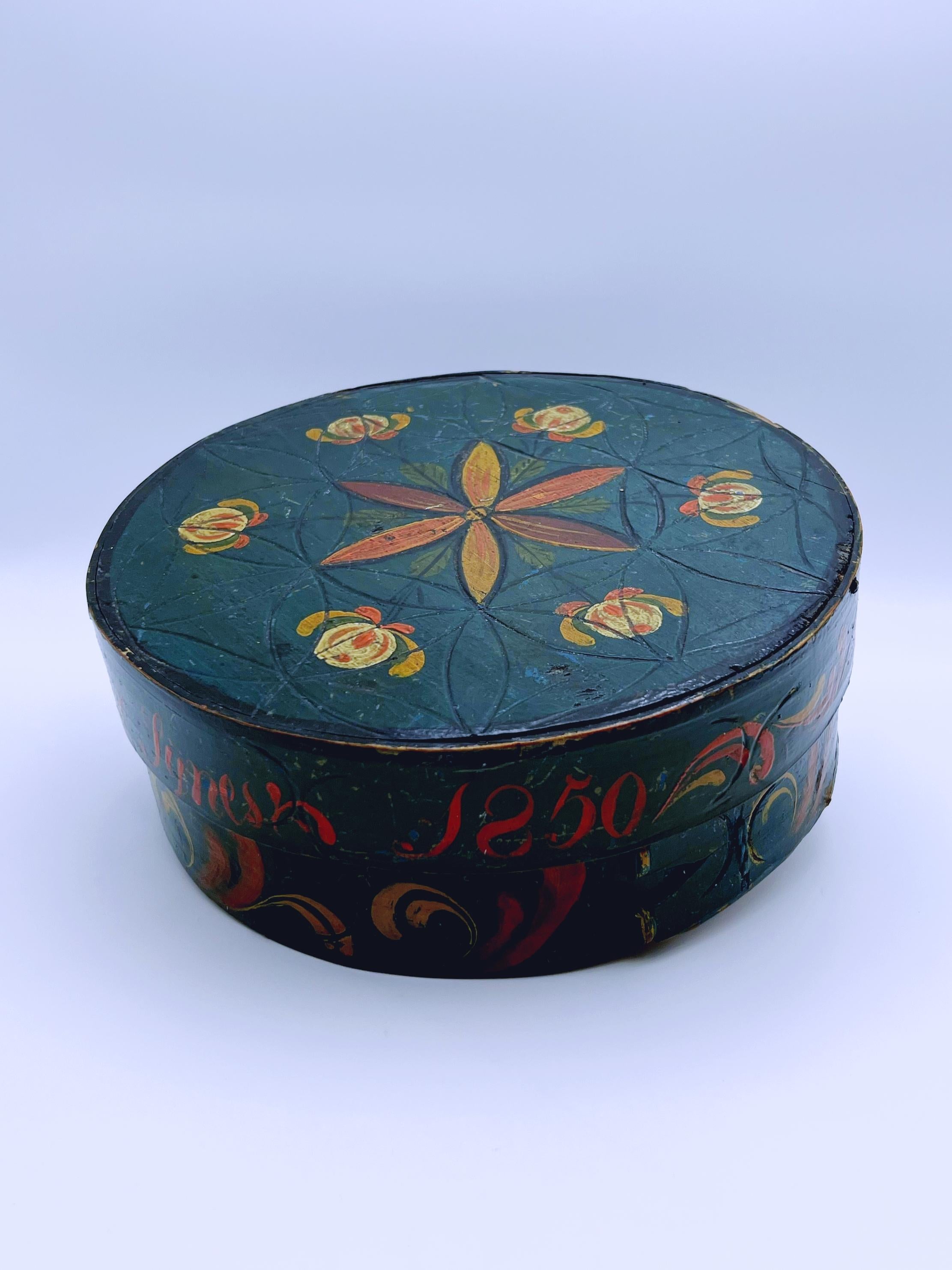 Boîte à dents norvégienne ancienne de qualité muséale avec rosemaling, datée de 1850

Il s'agit d'une boîte à dents ancienne exceptionnelle et hautement collectionnable, un exemple de premier ordre de l'art populaire norvégien du milieu du XIXe