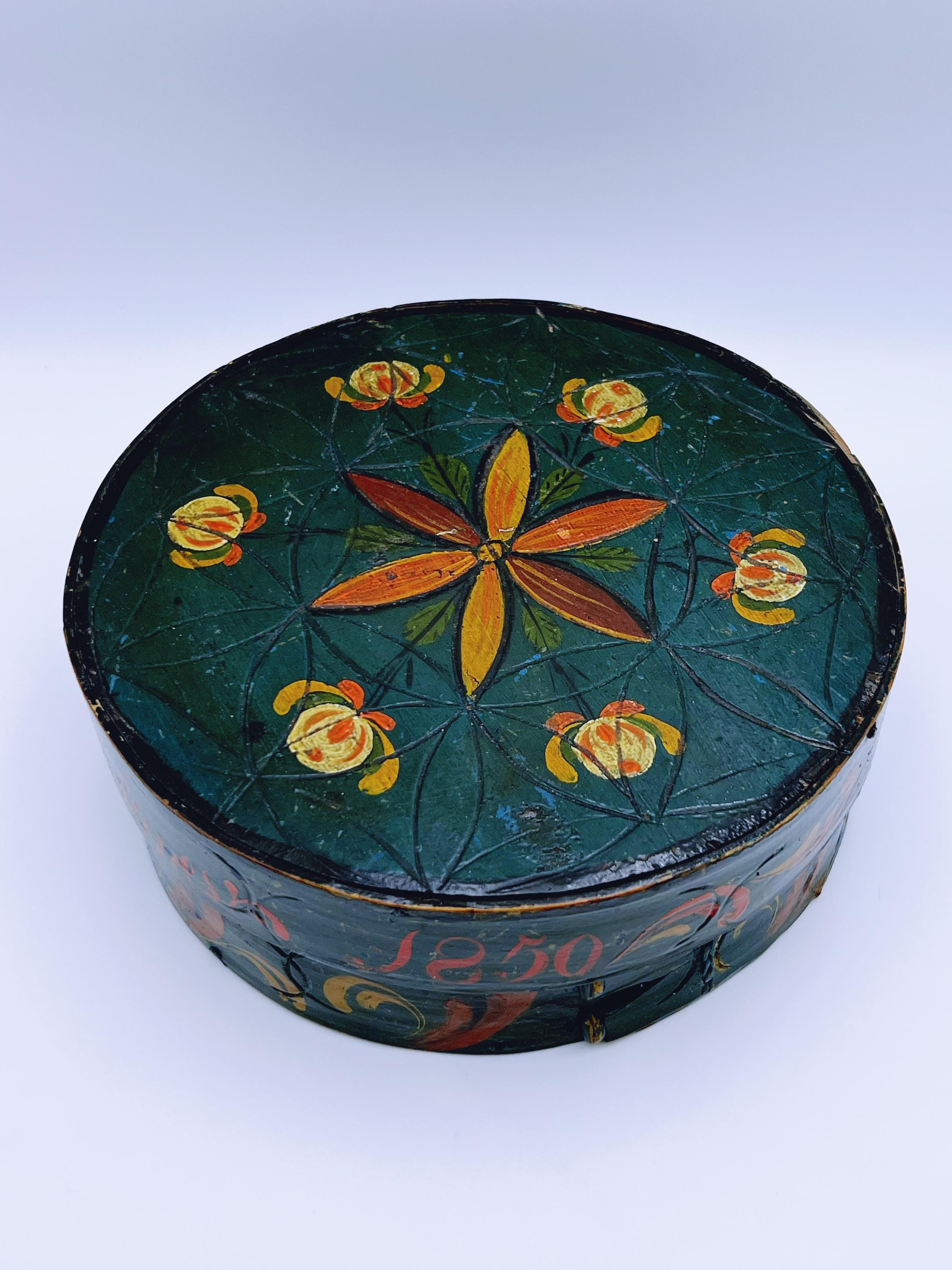 Norvégien Daté de 1850 Boîte à dents ancienne de qualité musée avec Rosemaling, bois courbé, nordique en vente