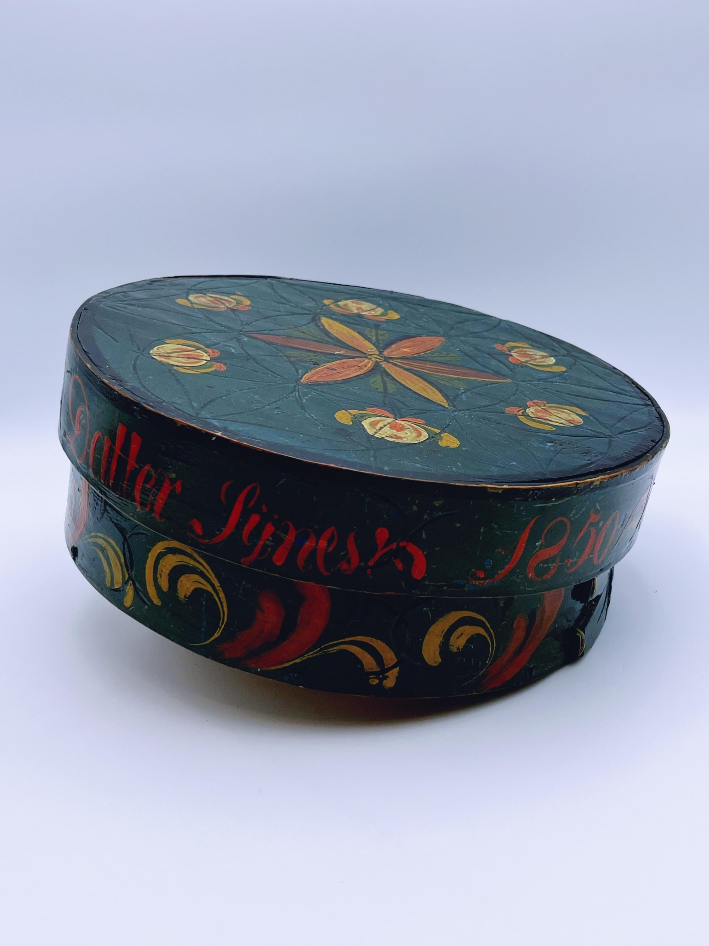Fait main Daté de 1850 Boîte à dents ancienne de qualité musée avec Rosemaling, bois courbé, nordique en vente