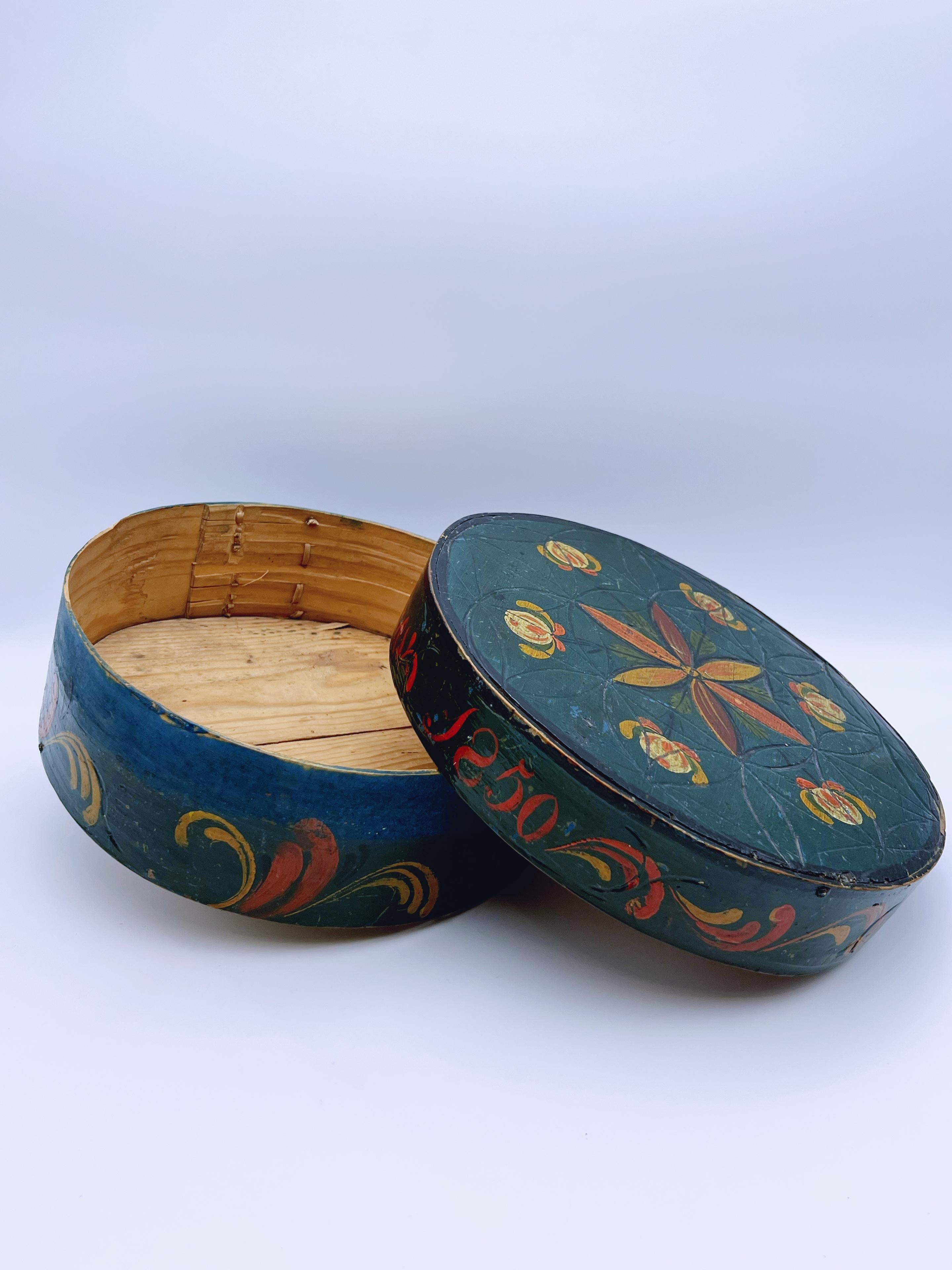 Milieu du XIXe siècle Daté de 1850 Boîte à dents ancienne de qualité musée avec Rosemaling, bois courbé, nordique en vente