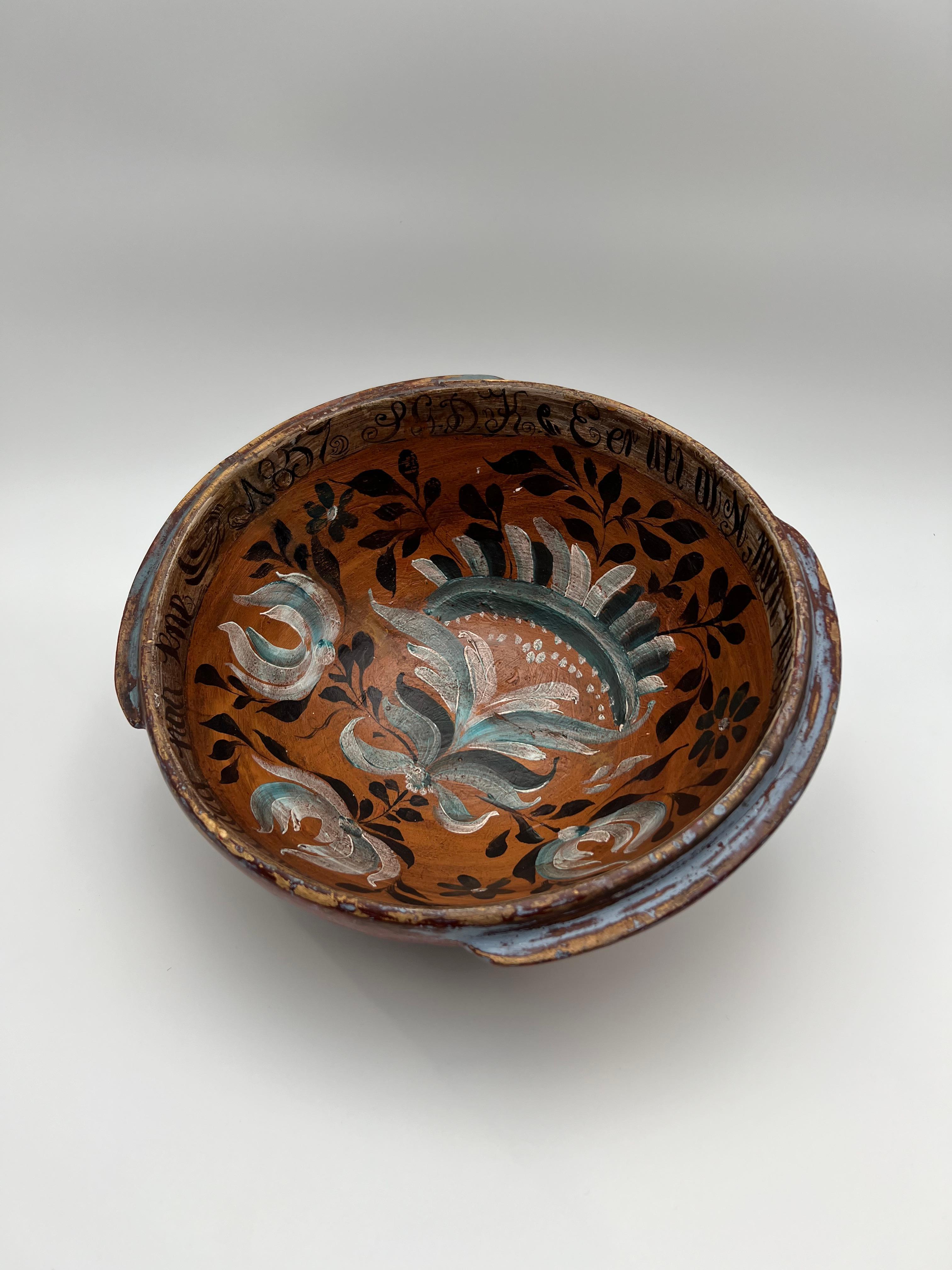 Wichtige Musuem Qualität Norwegische Rosemaling hölzerne vingebowl / ale / Bierschale von 1857 mit original Malerei / Rosemaling / Rosenmalerei. Einzigartig - ein professionell bemaltes Stück antiker Volkskunst im Bauernhaus-/Landhausstil aus