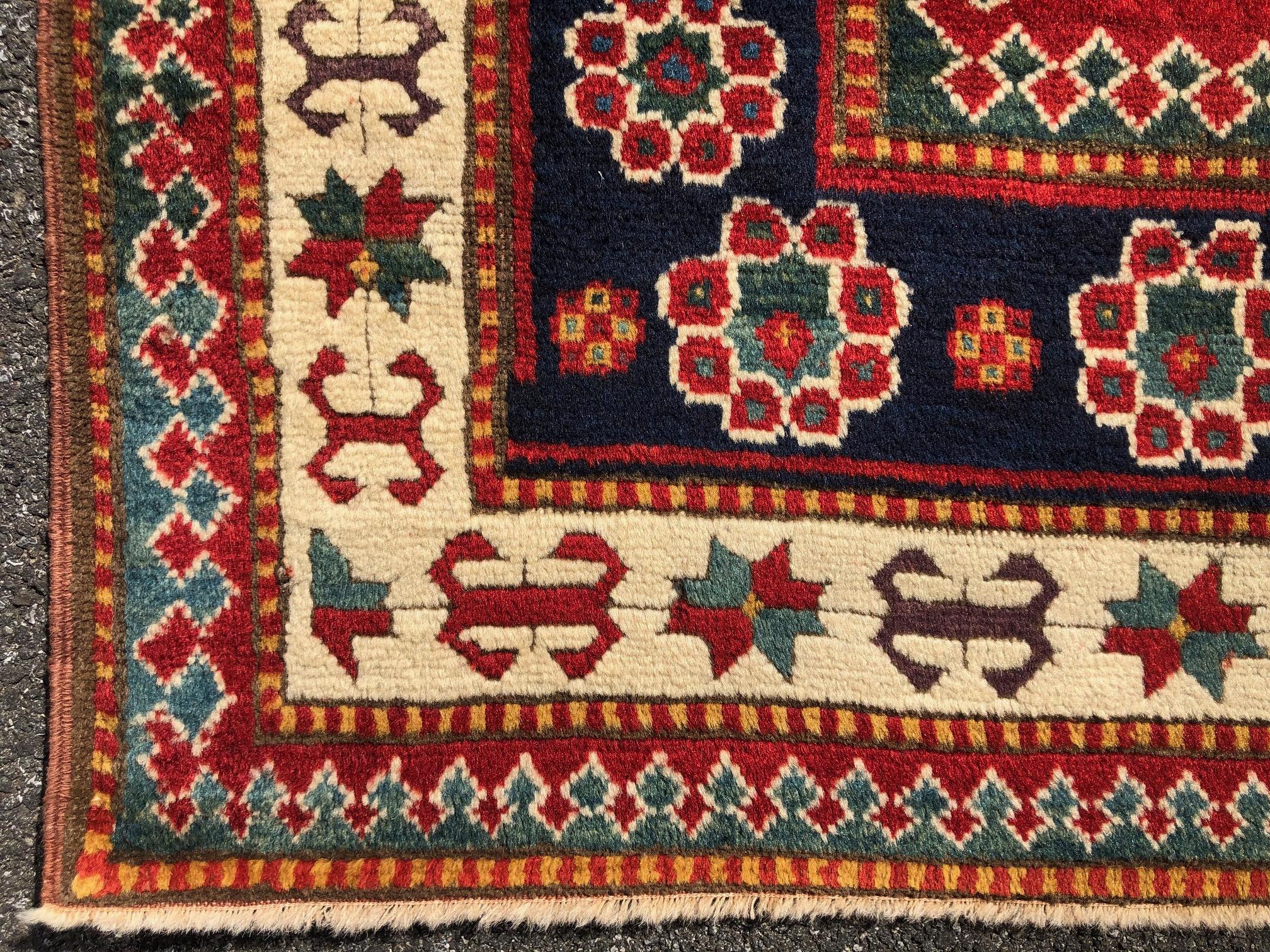 4x6 pieds daté de 1870. Tapis caucasien ancien, étagère supérieure en forme de prière pour collectionneurs en vente 2