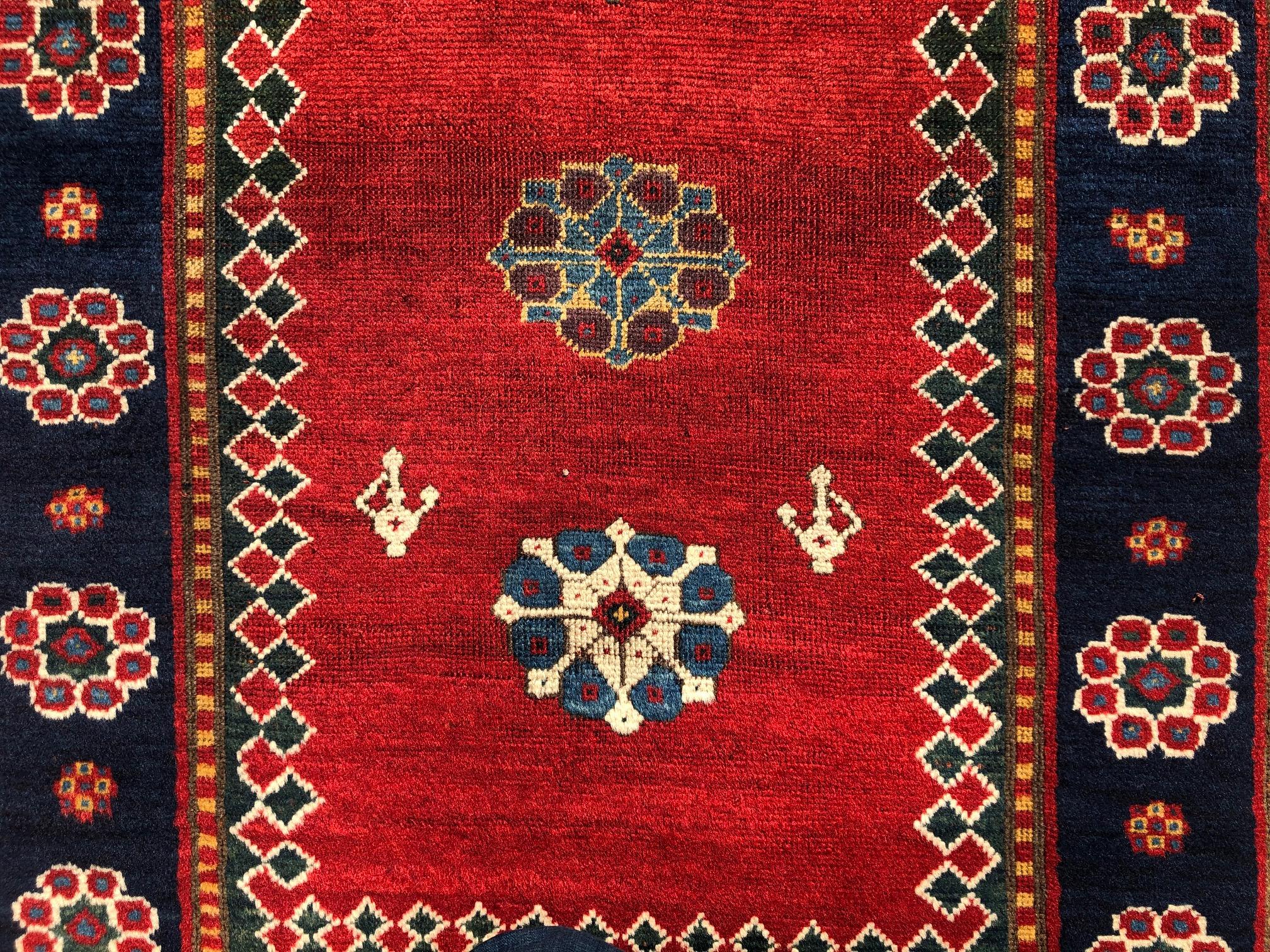 4x6 pieds daté de 1870. Tapis caucasien ancien, étagère supérieure en forme de prière pour collectionneurs en vente 3