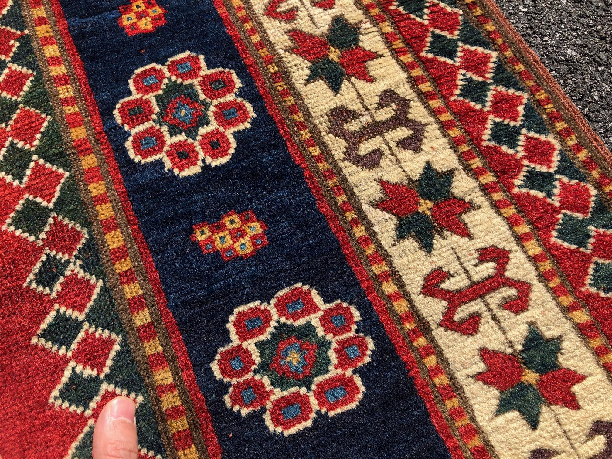 4x6 pieds daté de 1870. Tapis caucasien ancien, étagère supérieure en forme de prière pour collectionneurs en vente 4