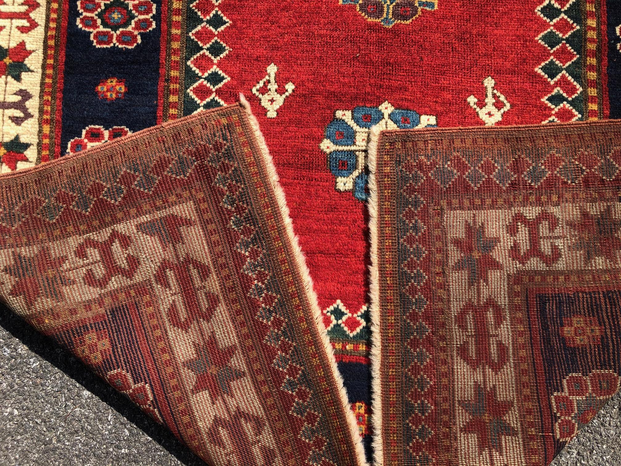 4x6 pieds daté de 1870. Tapis caucasien ancien, étagère supérieure en forme de prière pour collectionneurs en vente 5