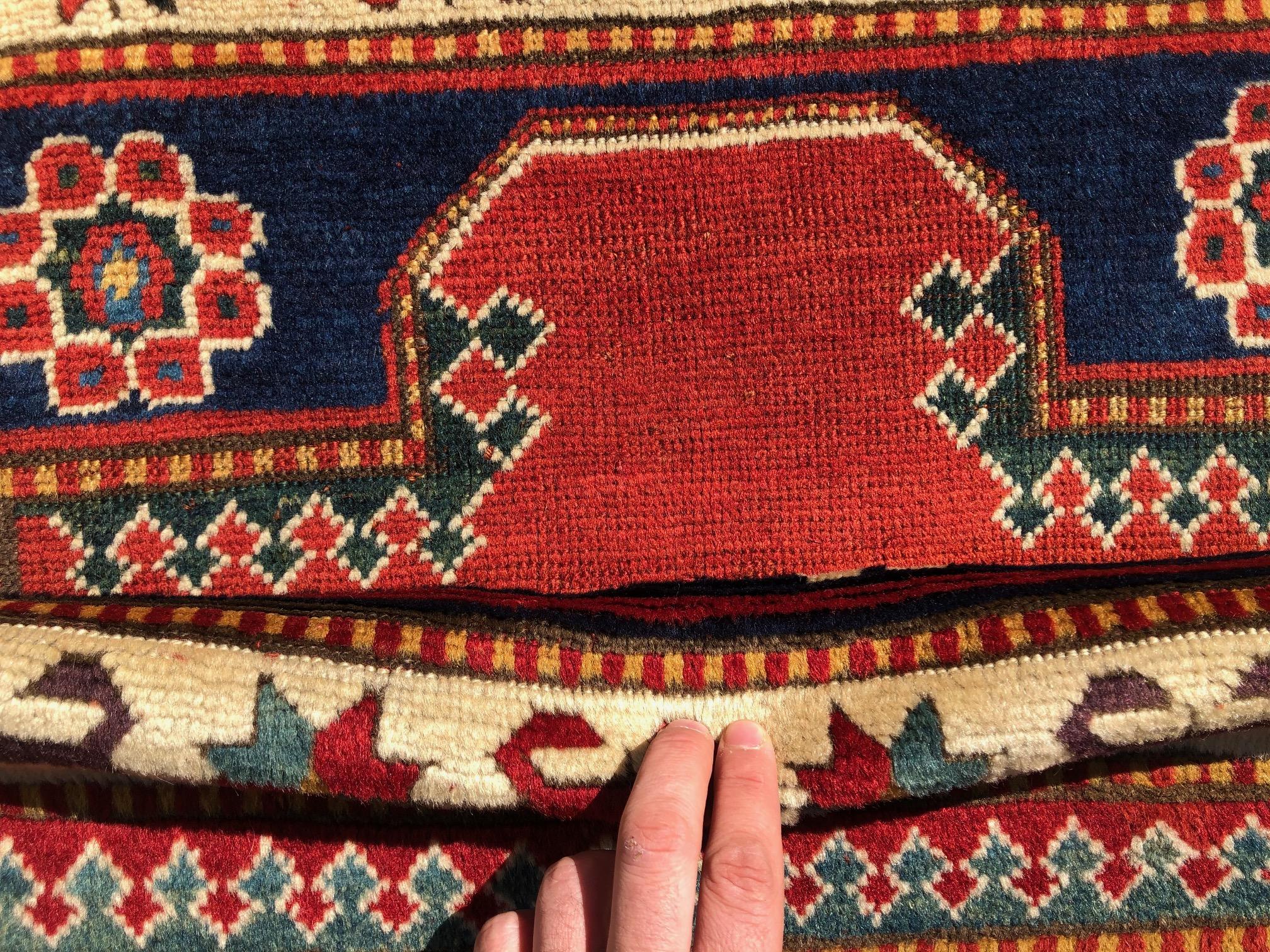 4x6 pieds daté de 1870. Tapis caucasien ancien, étagère supérieure en forme de prière pour collectionneurs en vente 6
