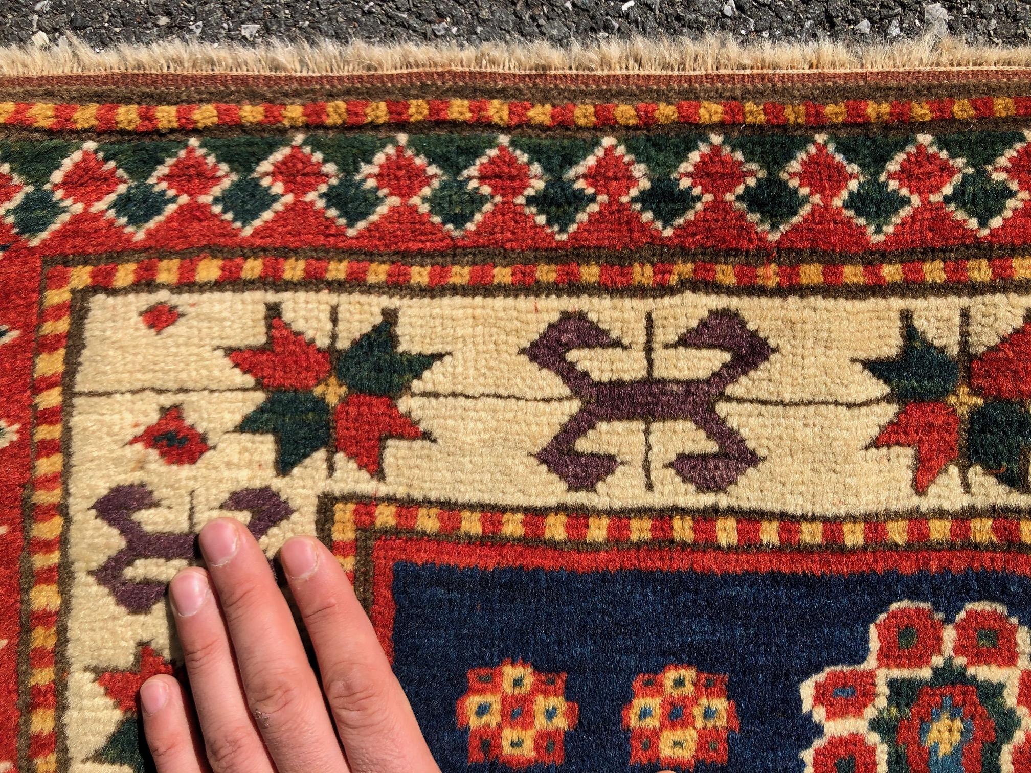 4x6 pieds daté de 1870. Tapis caucasien ancien, étagère supérieure en forme de prière pour collectionneurs en vente 7