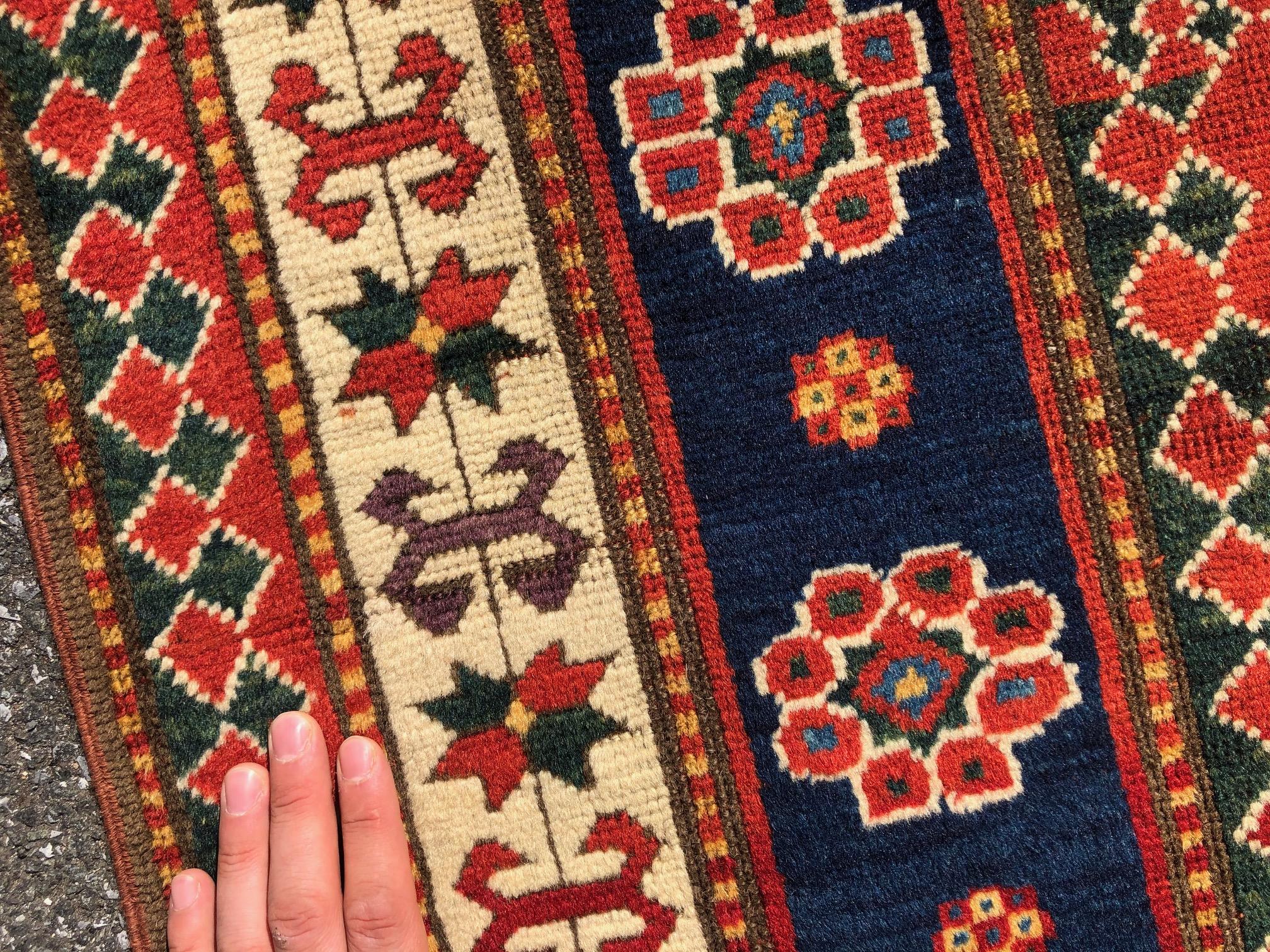 Laine 4x6 pieds daté de 1870. Tapis caucasien ancien, étagère supérieure en forme de prière pour collectionneurs en vente
