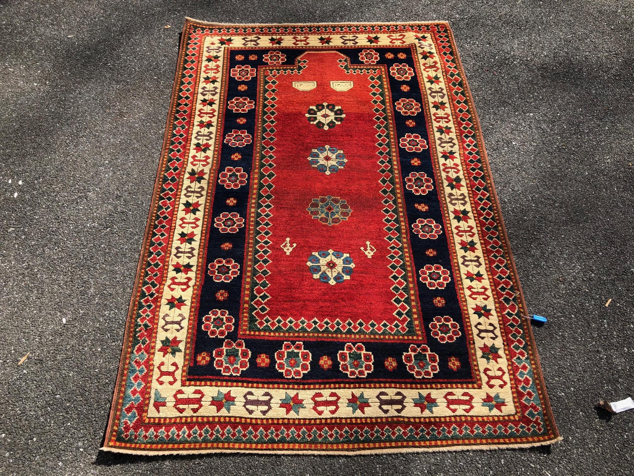 4x6 pieds daté de 1870. Tapis caucasien ancien, étagère supérieure en forme de prière pour collectionneurs en vente 1