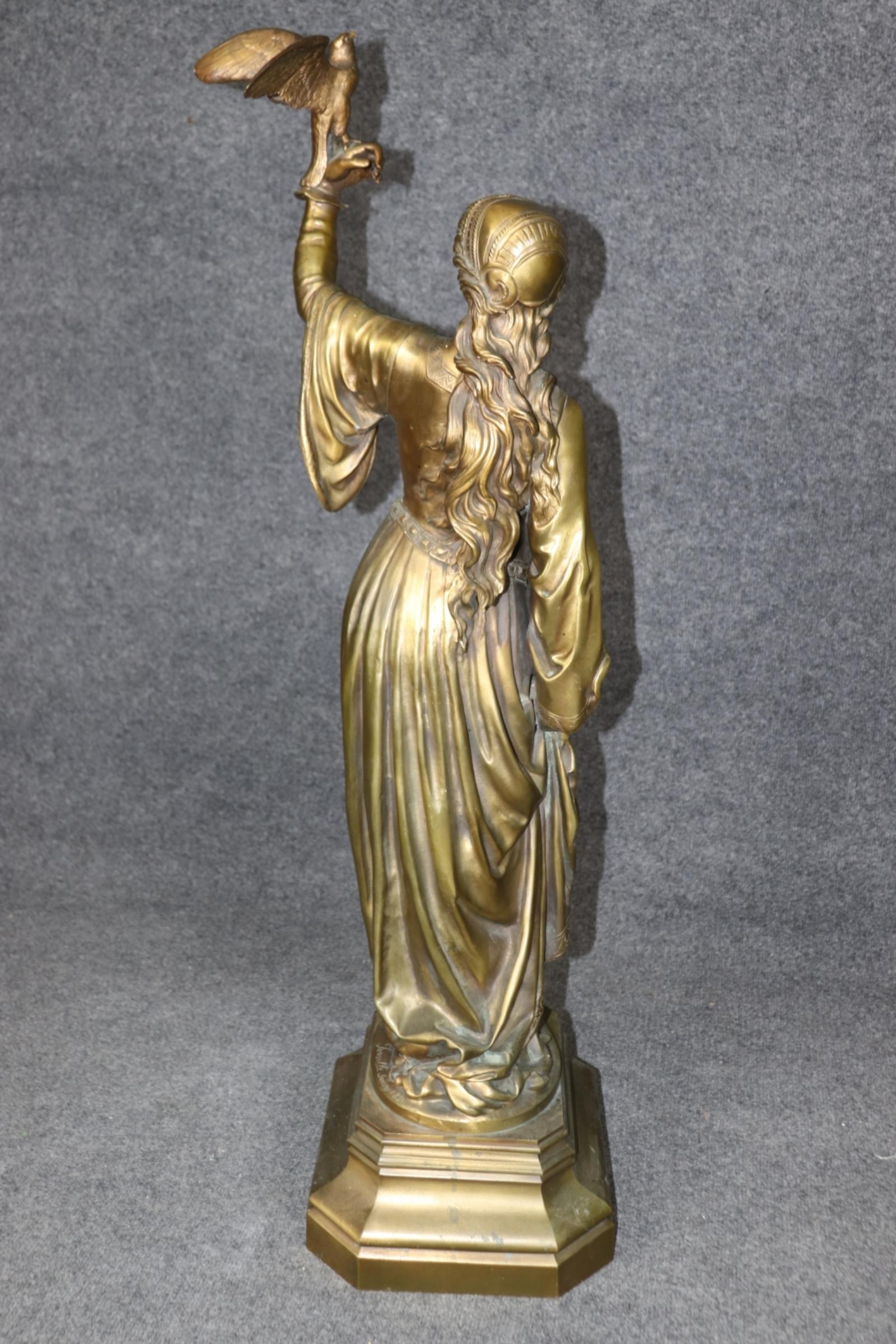 Art Nouveau Datato 1880 e firmato Ferville-Suan Bronzo naturalistico francese di donna con falco in vendita