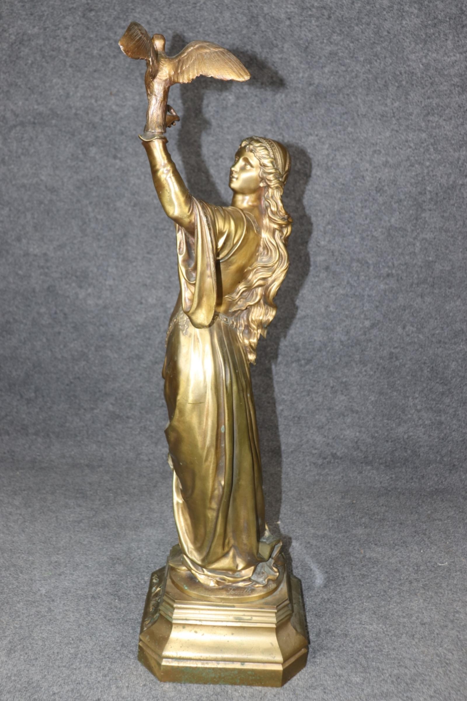 Francese Datato 1880 e firmato Ferville-Suan Bronzo naturalistico francese di donna con falco in vendita