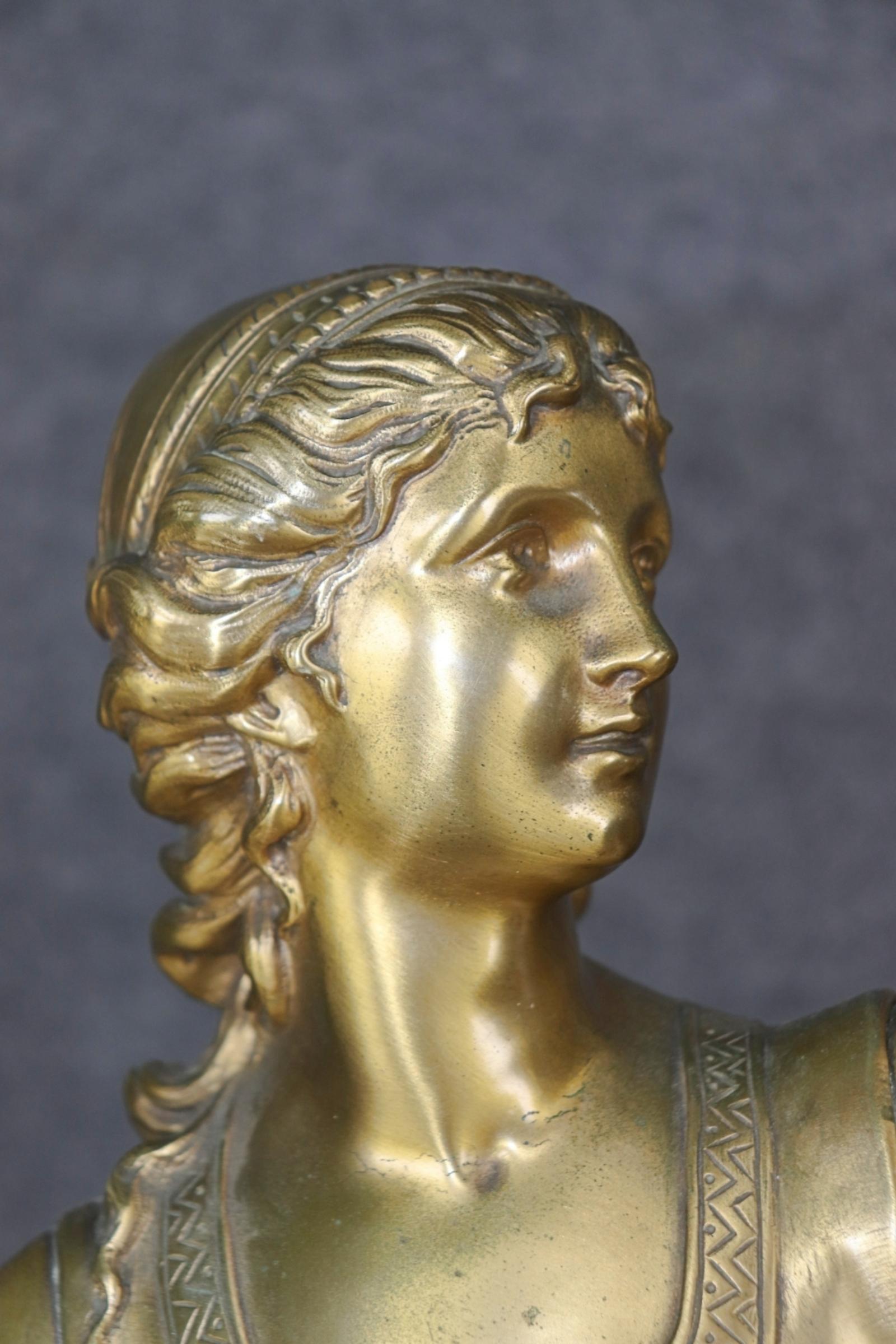 Fine XIX secolo Datato 1880 e firmato Ferville-Suan Bronzo naturalistico francese di donna con falco in vendita