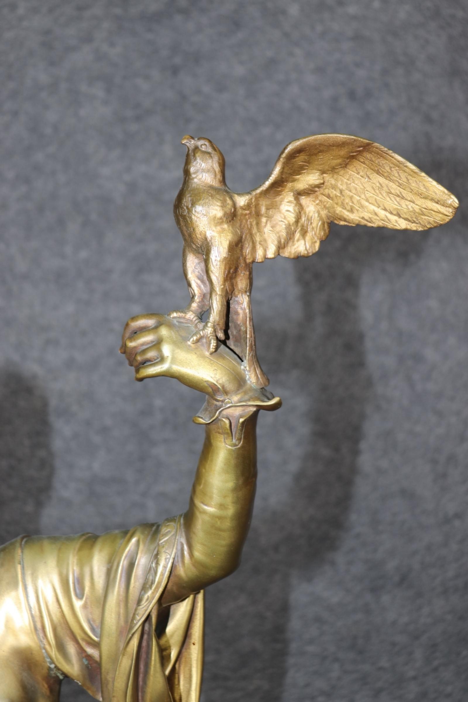 Datato 1880 e firmato Ferville-Suan Bronzo naturalistico francese di donna con falco in vendita 1