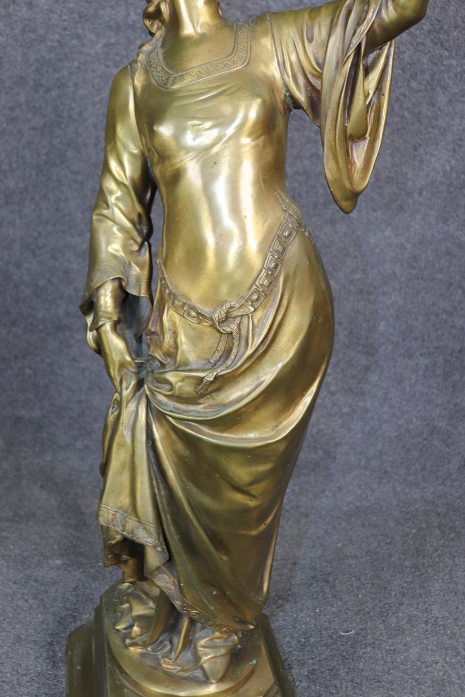 Datato 1880 e firmato Ferville-Suan Bronzo naturalistico francese di donna con falco in vendita 2