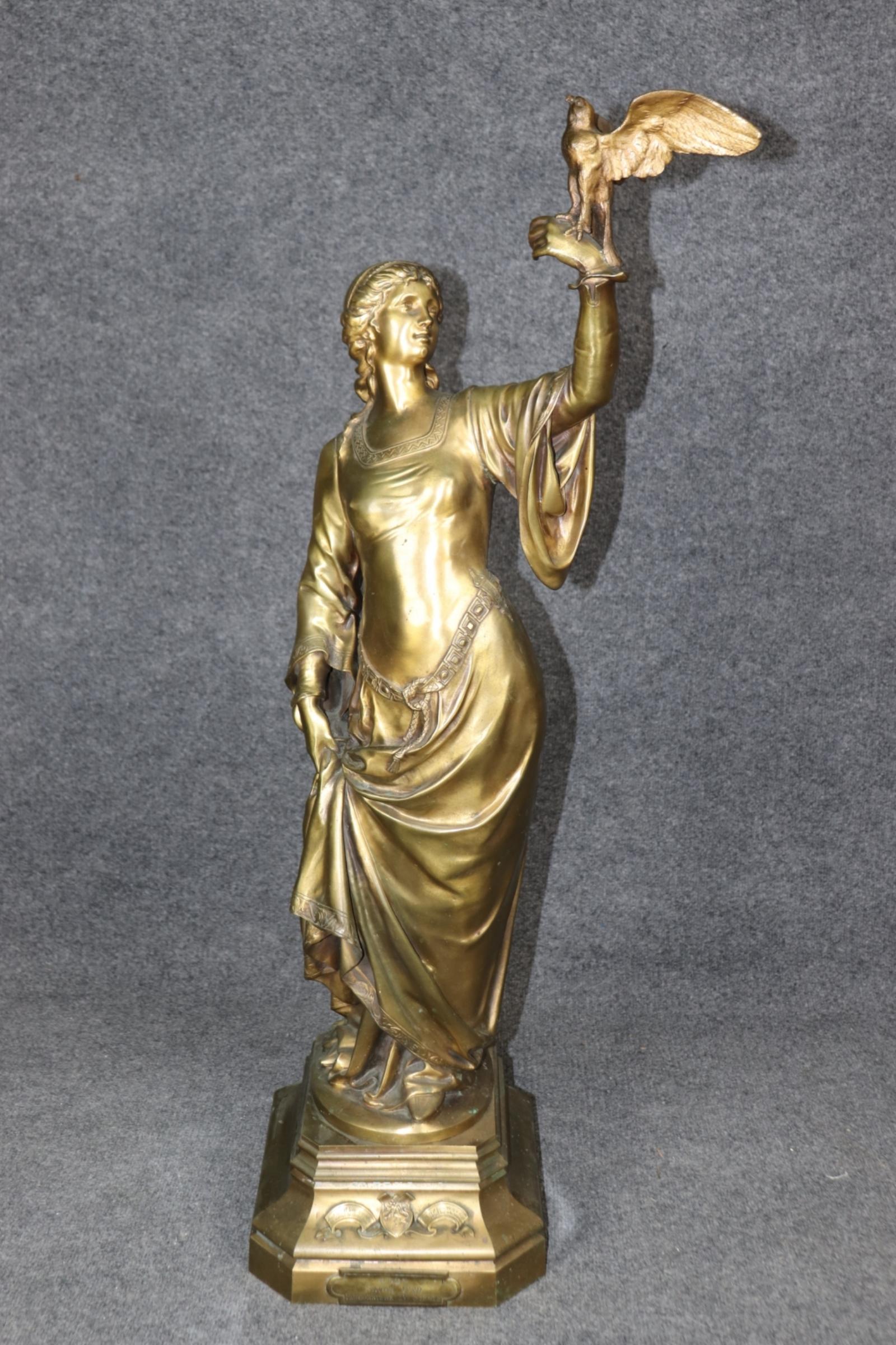 Datato 1880 e firmato Ferville-Suan Bronzo naturalistico francese di donna con falco in vendita 3