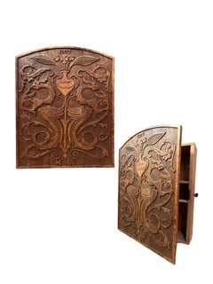 Armadio da parete Arts & Crafts datato 1907 e di qualità museale, stile Drago realizzato a mano