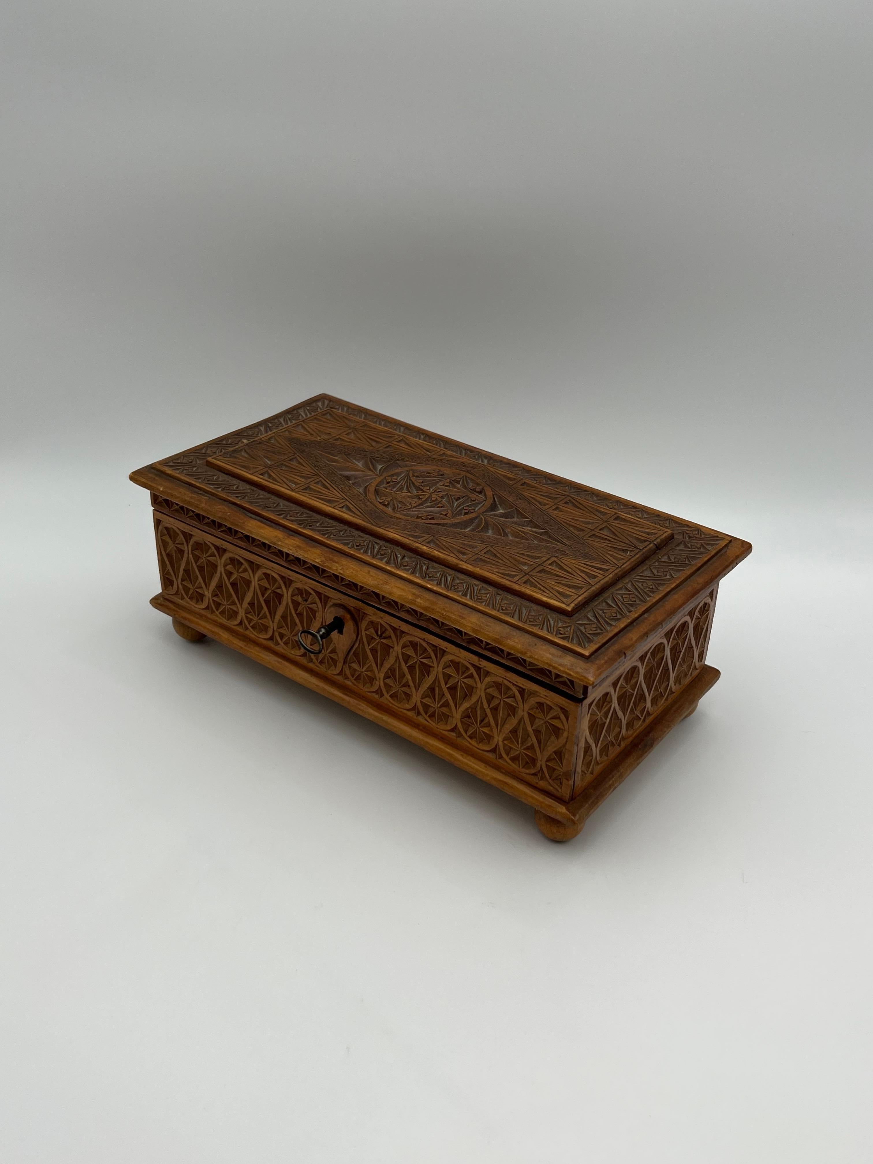 RARA scatola di arte popolare scandinava con dettagliati motivi intagliati a mano su tutto il corpo e il coperchio. Serratura e chiave originali. -- Primitive Antique handcrafted / handmade / hand crafted storage box /  Scatola dei ricordi e dei