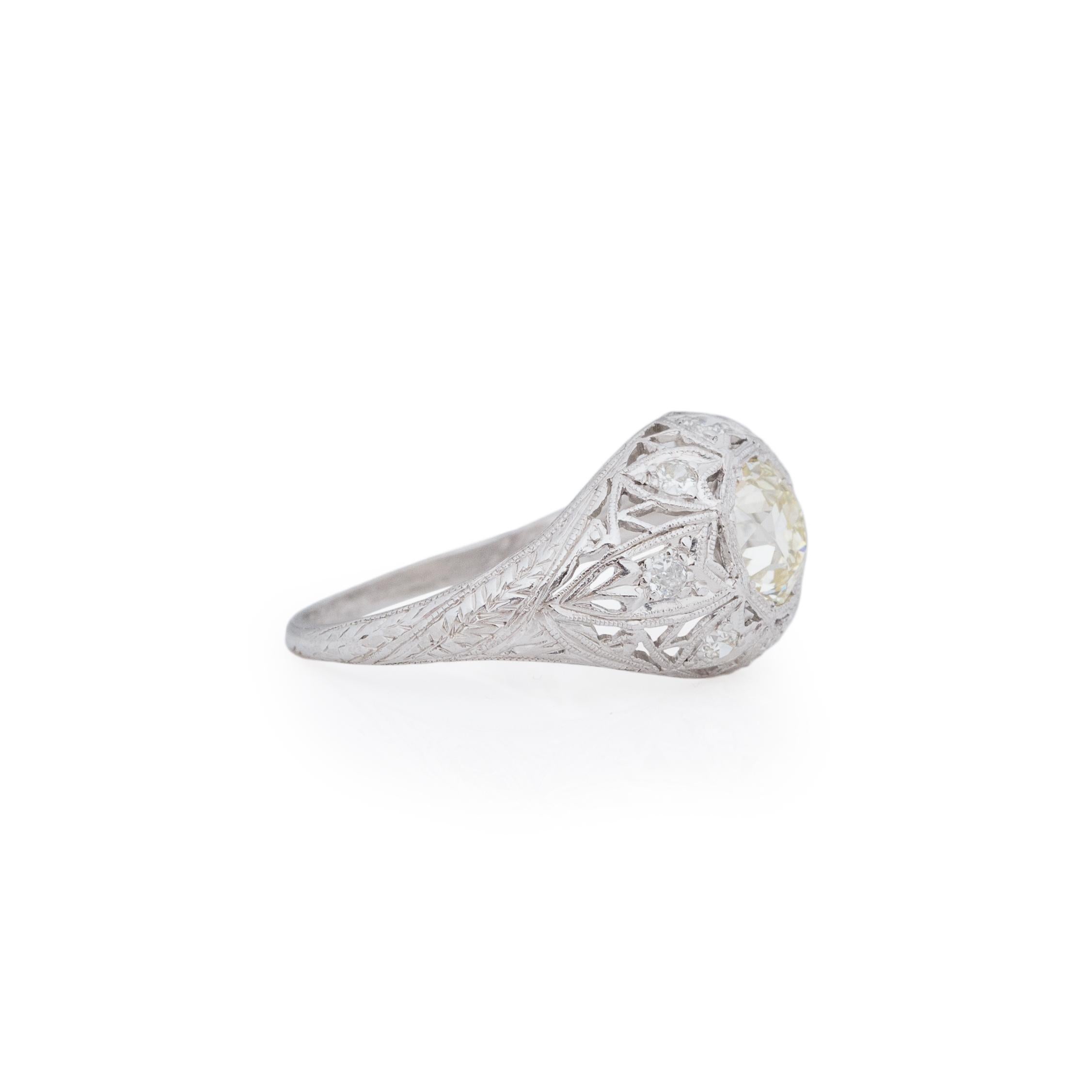 Diese Art Deco Stück ist atemberaubend, die Details sind in hervorragendem Zustand der offenen Arbeit hat zarte Maserung und die Diamanten Details sind voller Leben. Dieser aus Platin gefertigte Ring hat den Test der Zeit bestanden, denn er ist über