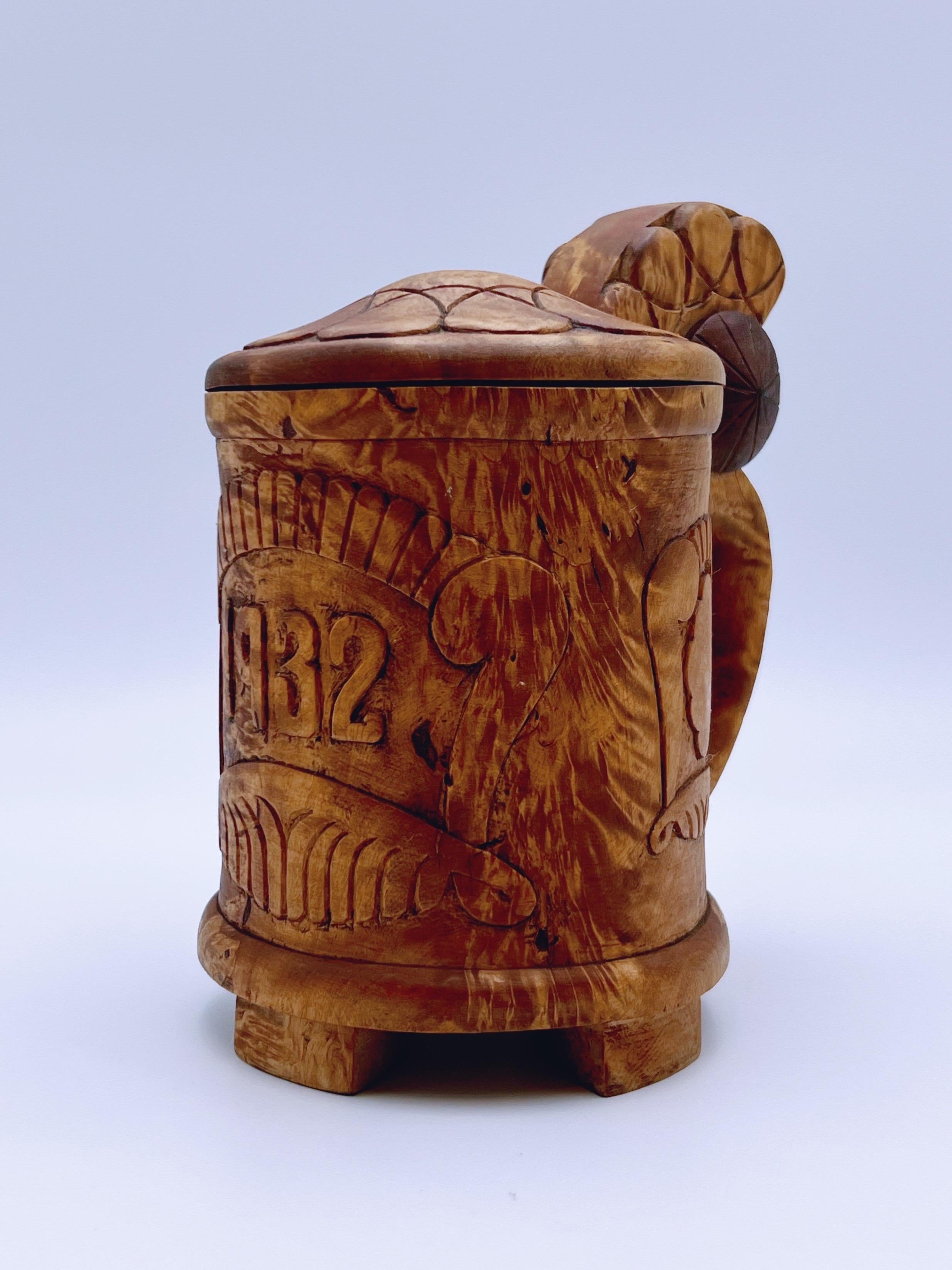 Primitive antique/semi-antique tankard in birchwood from Norway. 

Handcrafted in 1932 with a unique pattern, intricately decorated around the entire body and lid with hand-carved Baroque-style / late Art Nouveau / late Jugend-style