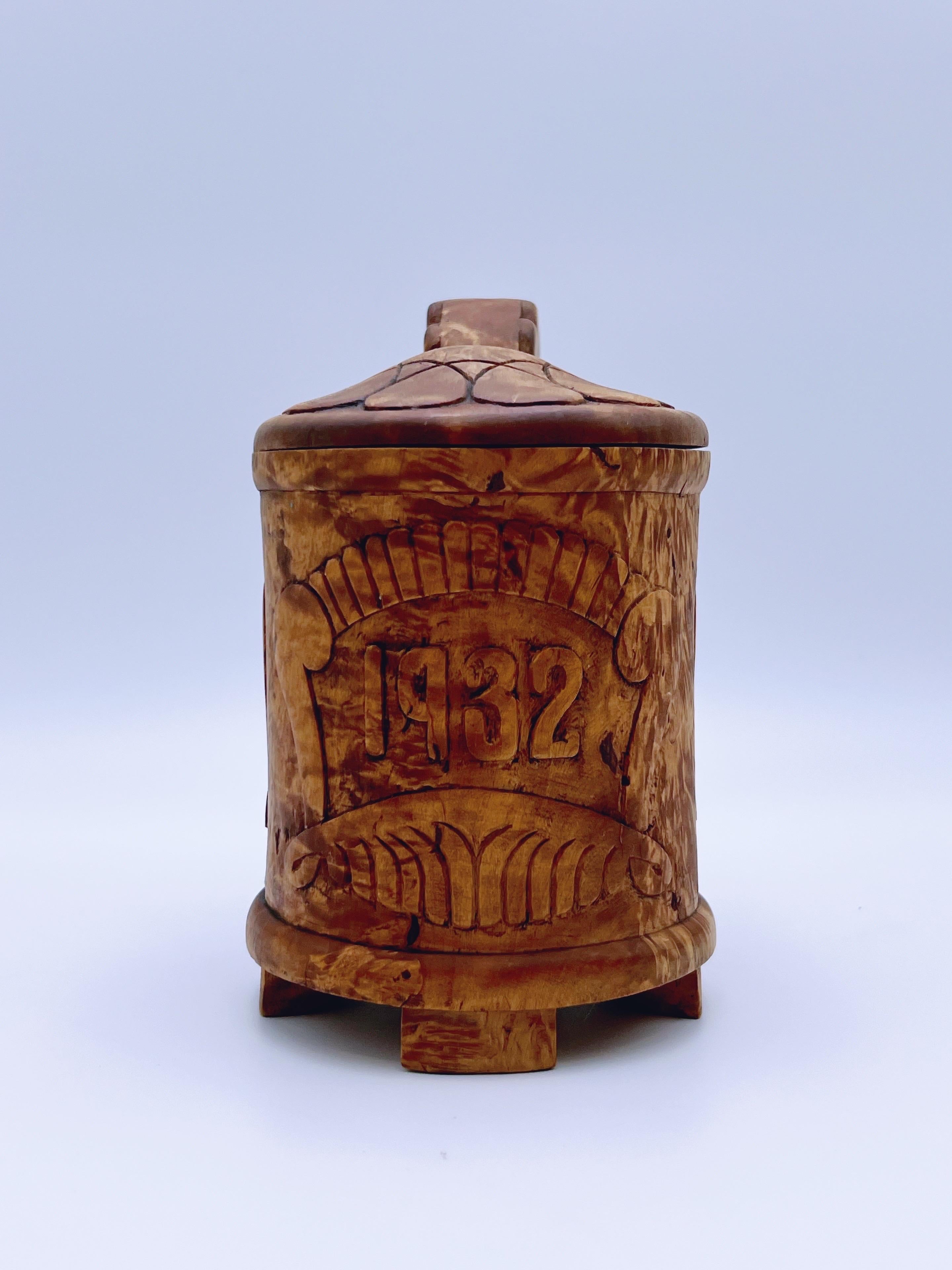 Dated 1932 Norwegian hand-crafted birch wood  jug / tankard, Baroque style In Excellent Condition For Sale In Skien, NO