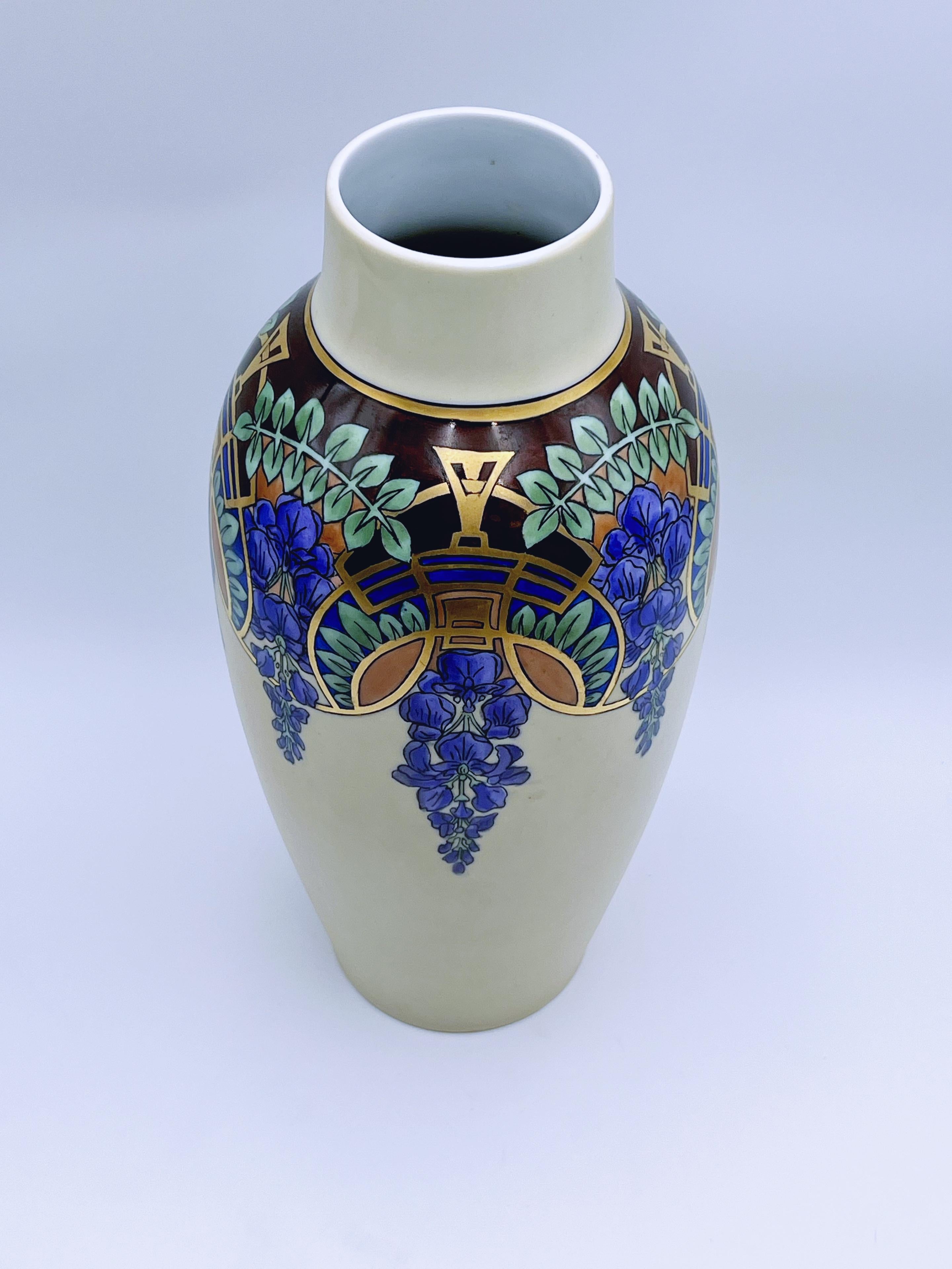 Allemand Vase urne Arts & Crafts peint à la main, doré à l'or, signé par l'artiste, daté de 1932 en vente