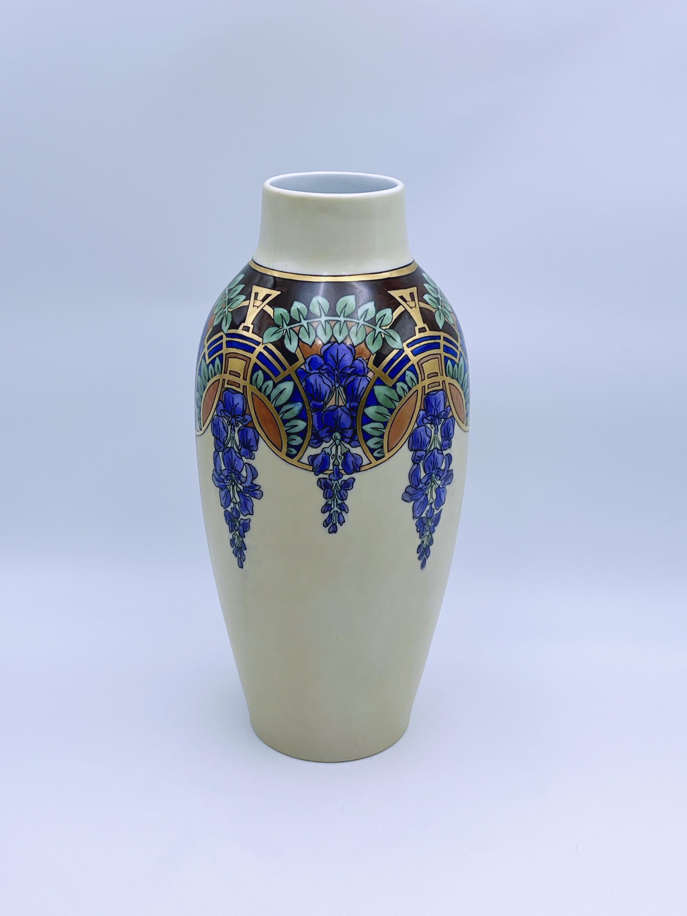 Vase urne Arts & Crafts peint à la main, doré à l'or, signé par l'artiste, daté de 1932 Bon état - En vente à Skien, NO