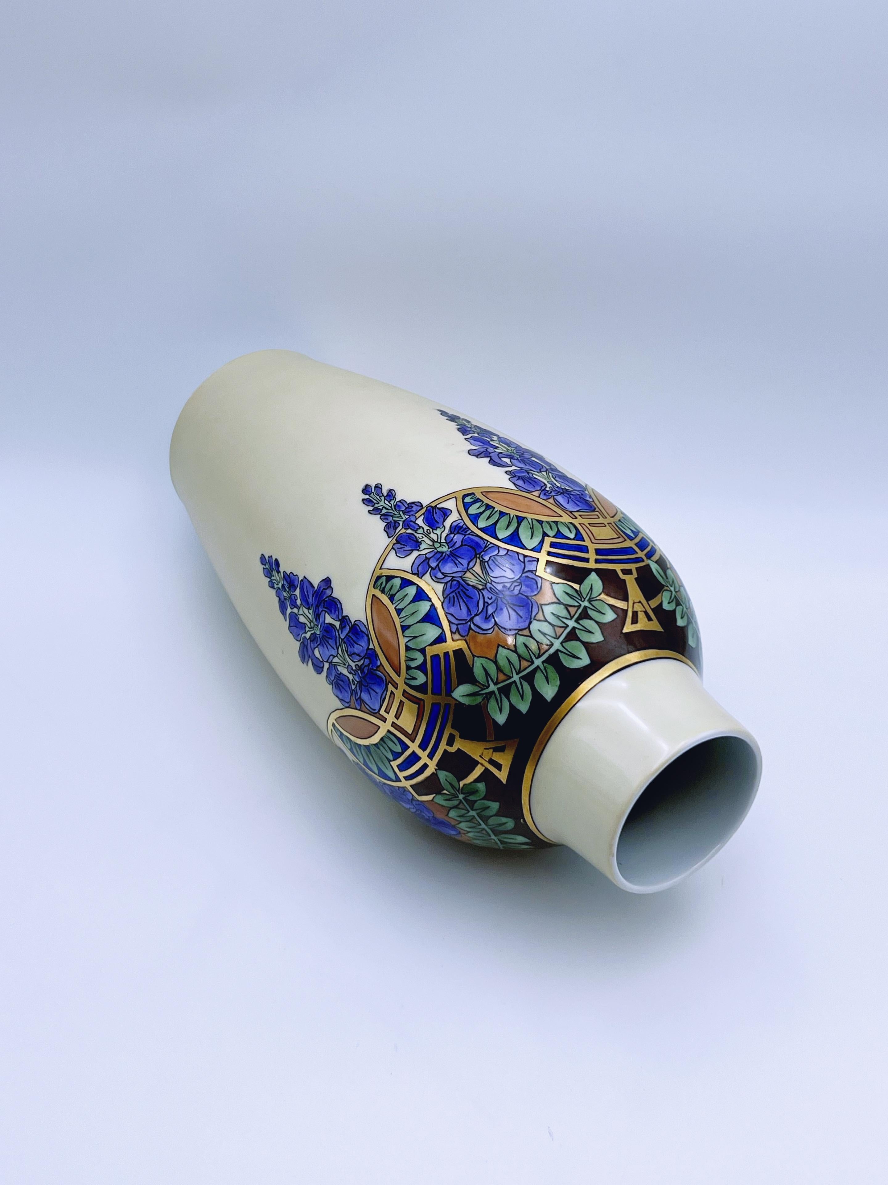Porcelaine Vase urne Arts & Crafts peint à la main, doré à l'or, signé par l'artiste, daté de 1932 en vente