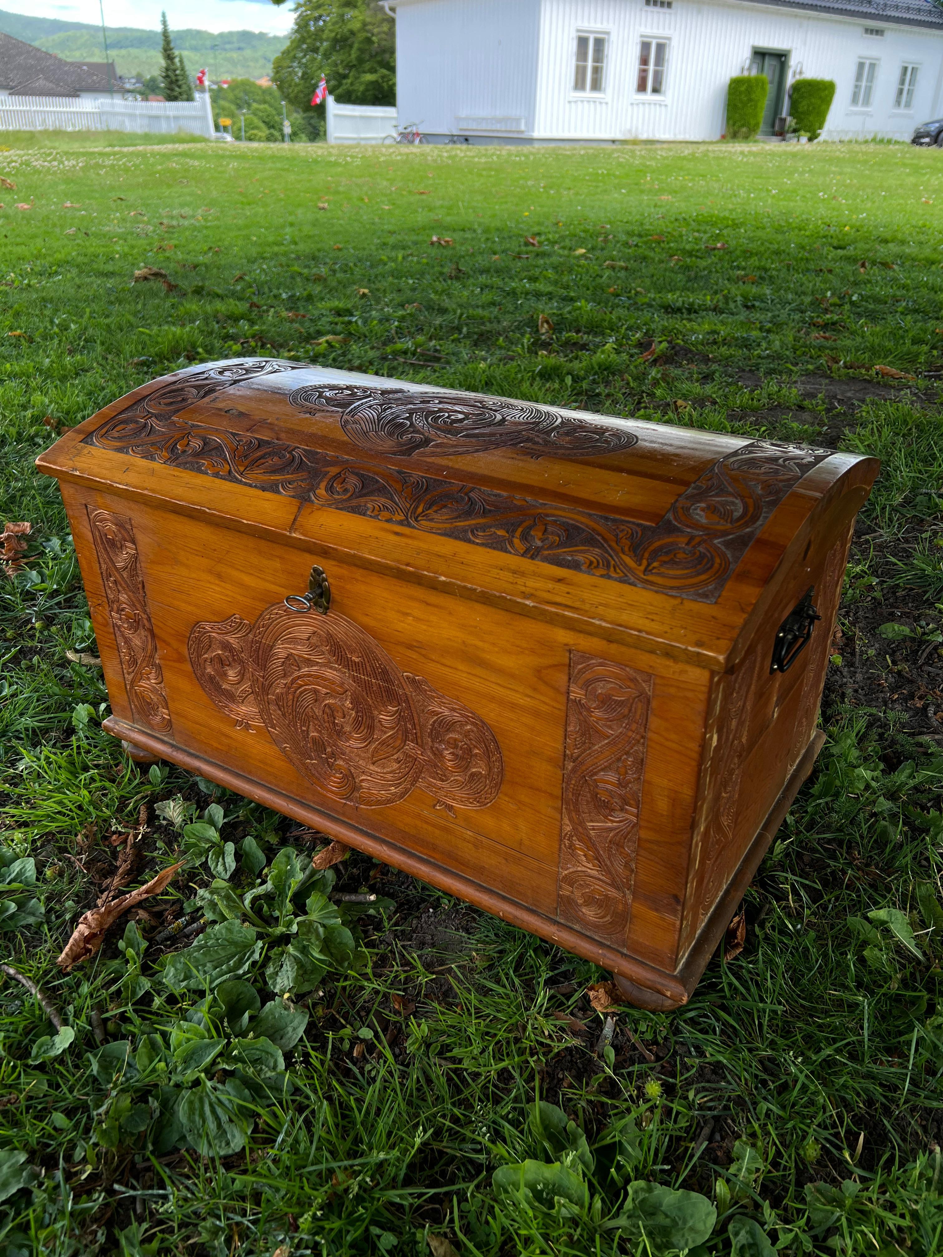 Norwegian Dated 1942 Handcrafted Nature Pine Trunk by Magnus Dagestad(1865-1957), Norway For Sale