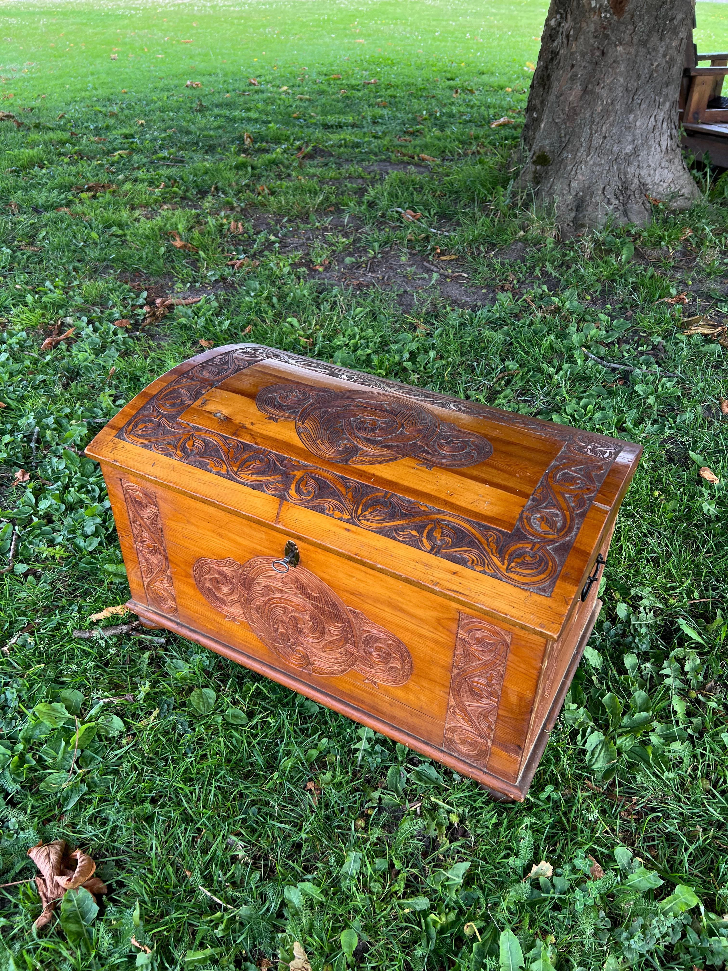 Dated 1942 Handcrafted Nature Pine Trunk by Magnus Dagestad(1865-1957), Norway In Good Condition For Sale In Skien, NO