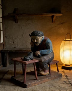 Fechada en 1945 Escultura de zapatero tallada a mano, Arte popular escandinavo, Noruega/Suecia
