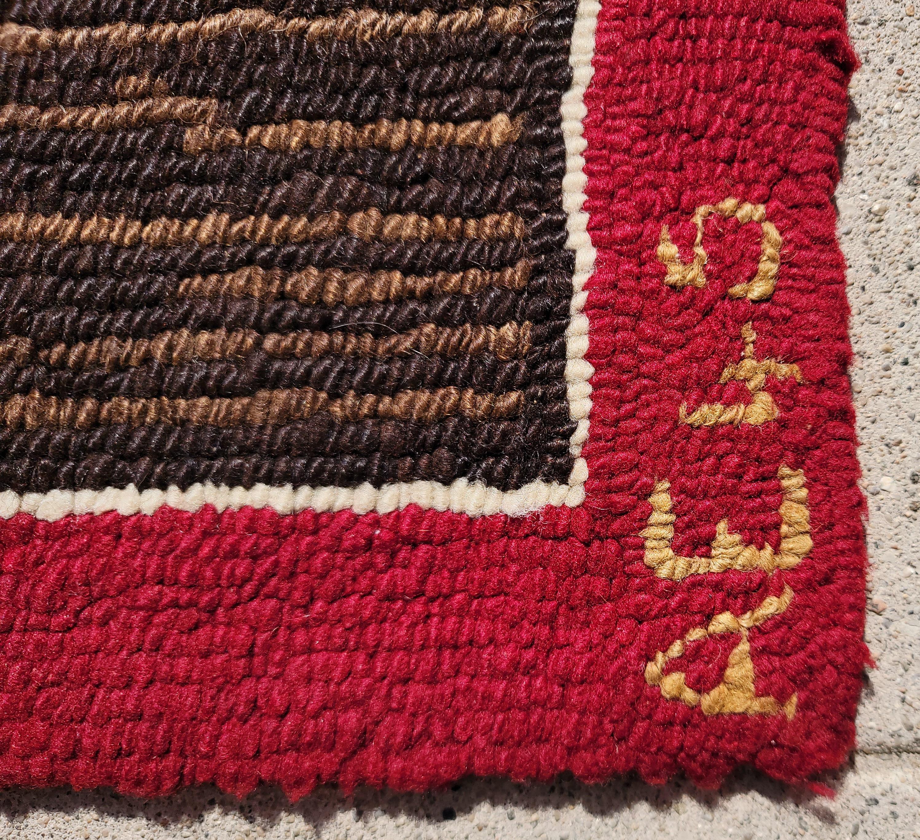 Tapis géométrique crocheté à la main en provenance de Pennsylvanie, signé et daté de 1945. Ce beau tapis crocheté est en bon état.