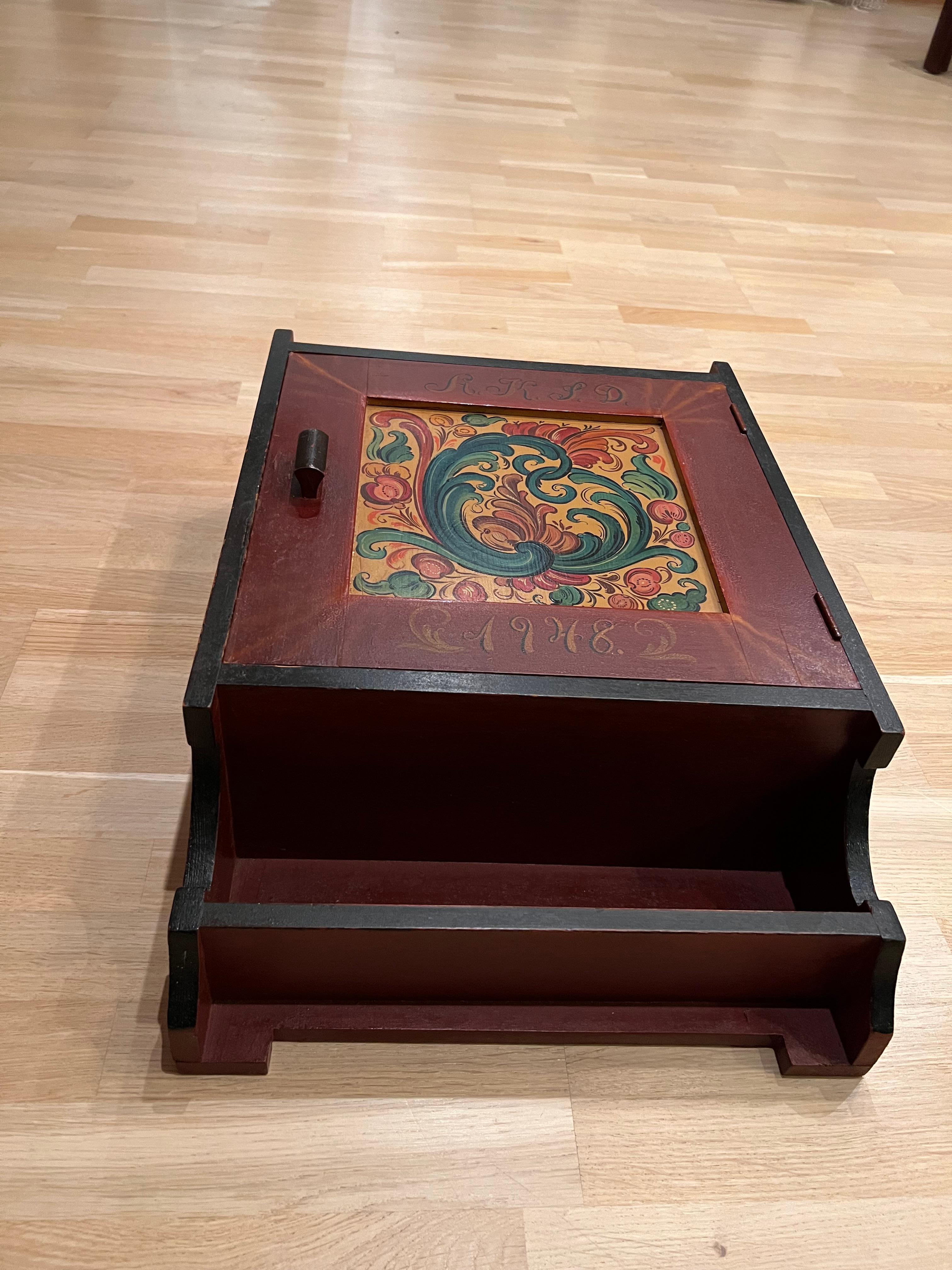 Datato 1948 - Armadio RUSTICO da parete Rosemaling d'epoca, dipinto a mano, Norvegia in vendita 2
