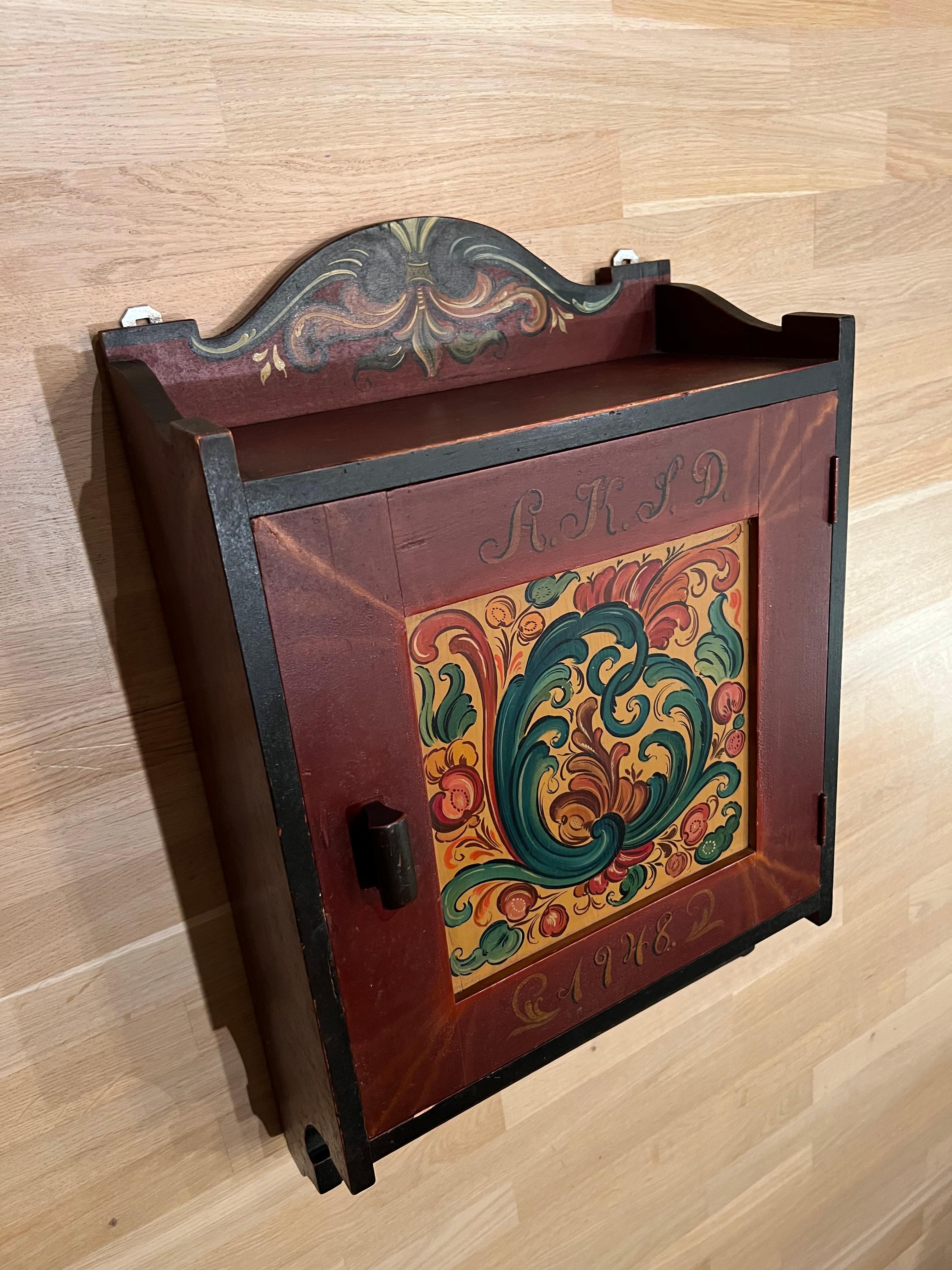 Datato 1948 - Armadio RUSTICO da parete Rosemaling d'epoca, dipinto a mano, Norvegia in vendita 3