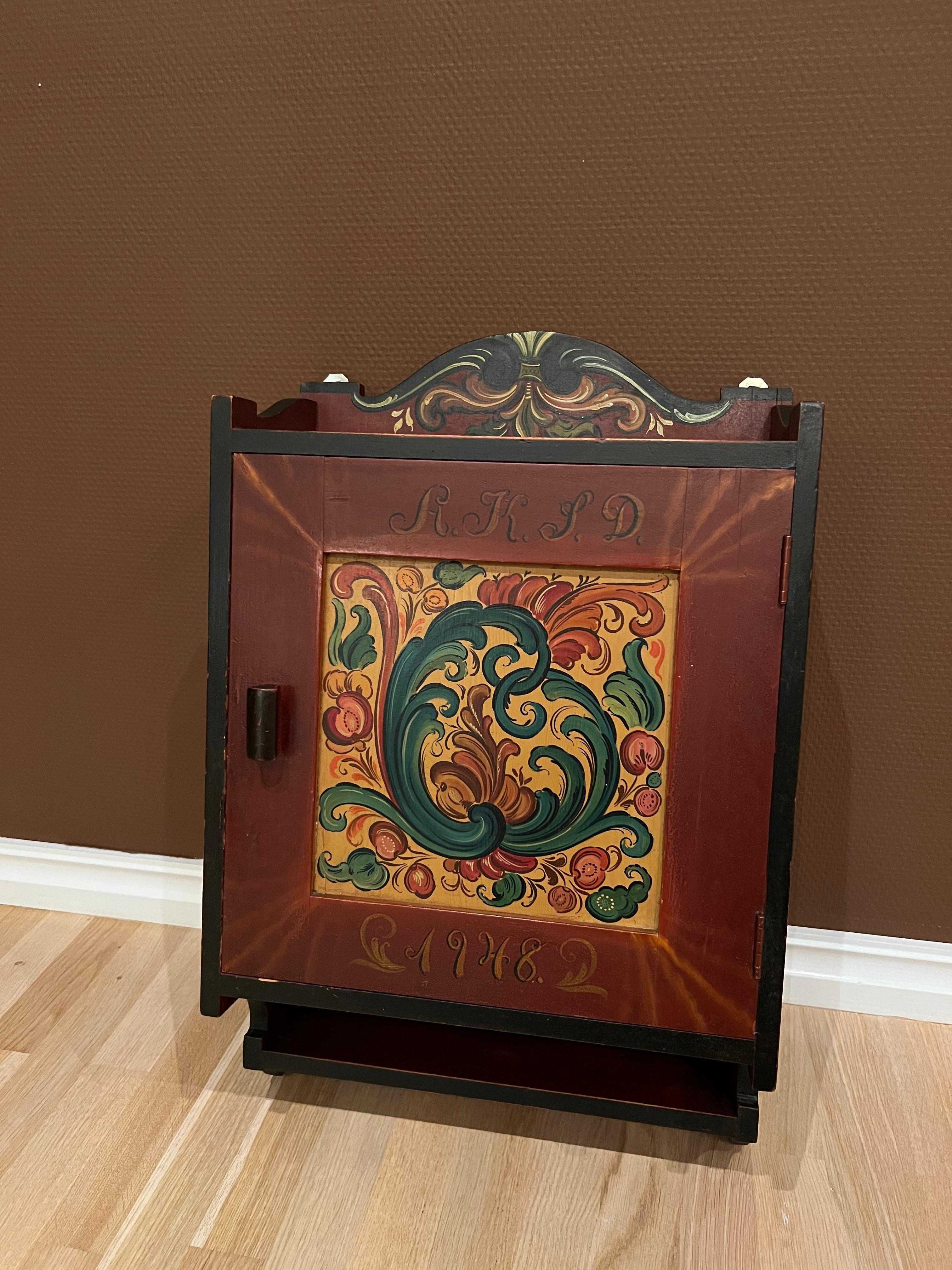 Datato 1948 - Armadio RUSTICO da parete Rosemaling d'epoca, dipinto a mano, Norvegia in vendita 4