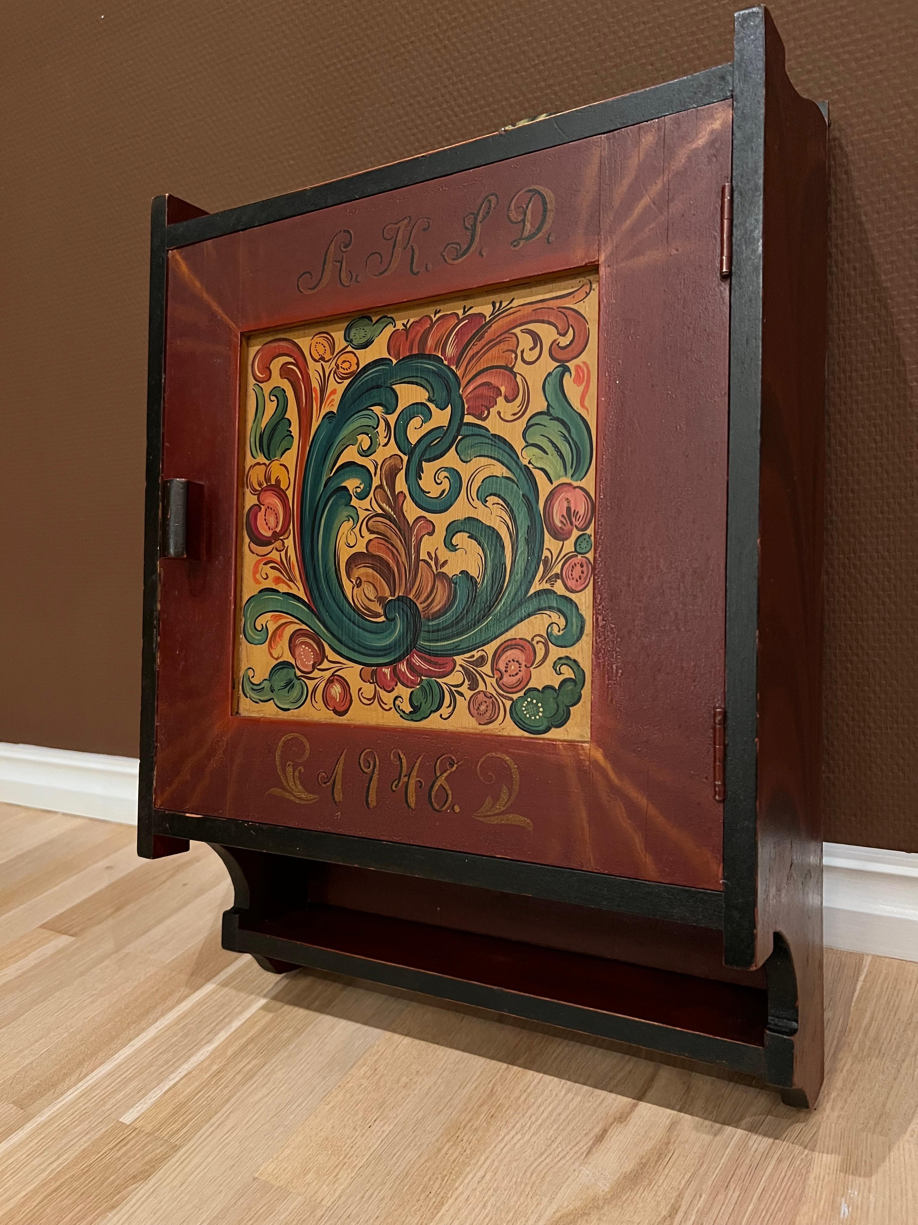 Datato 1948 - Armadio RUSTICO da parete Rosemaling d'epoca, dipinto a mano, Norvegia in vendita 5