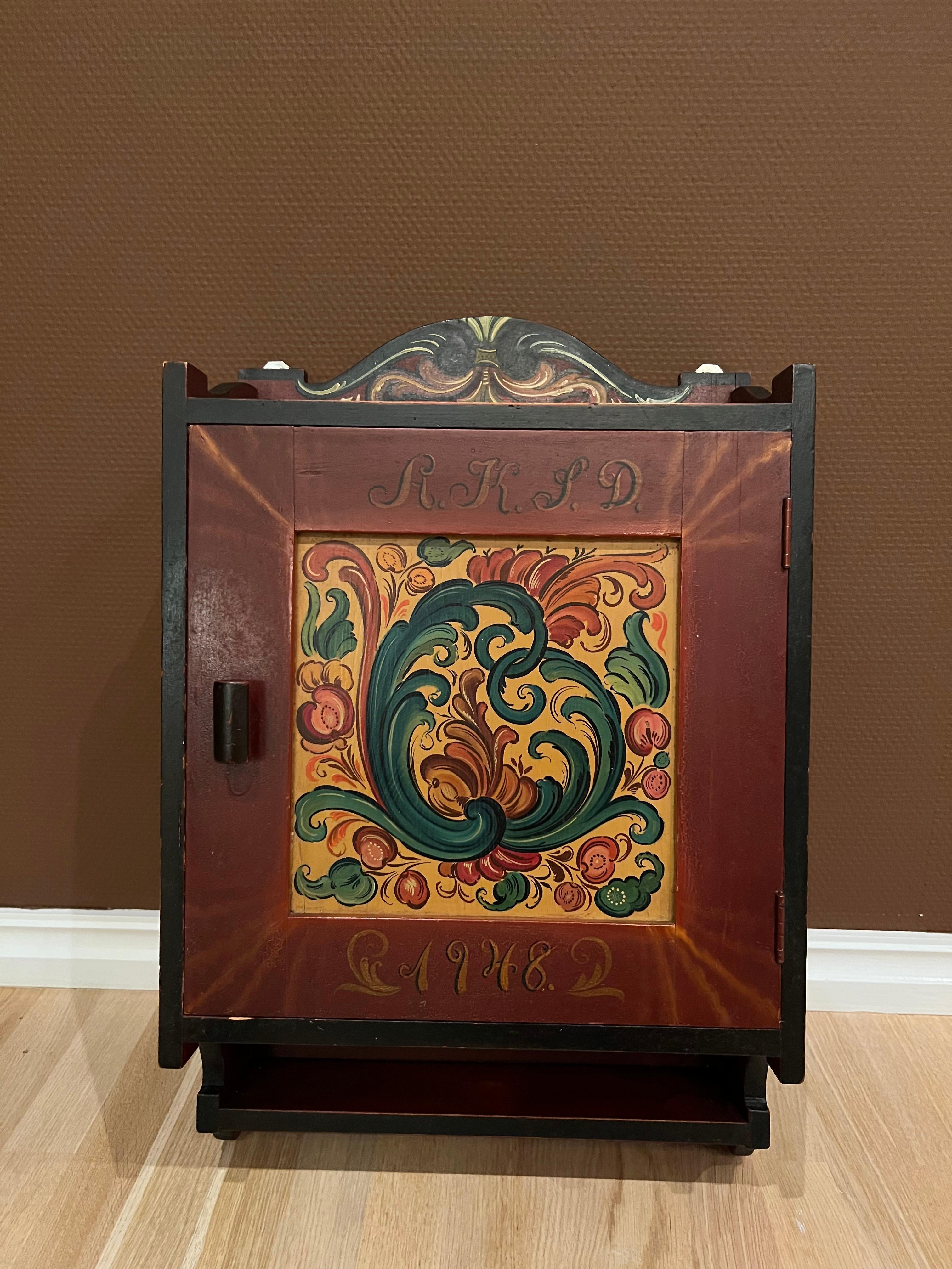 Datato 1948 - Armadio RUSTICO da parete Rosemaling d'epoca, dipinto a mano, Norvegia in vendita 6
