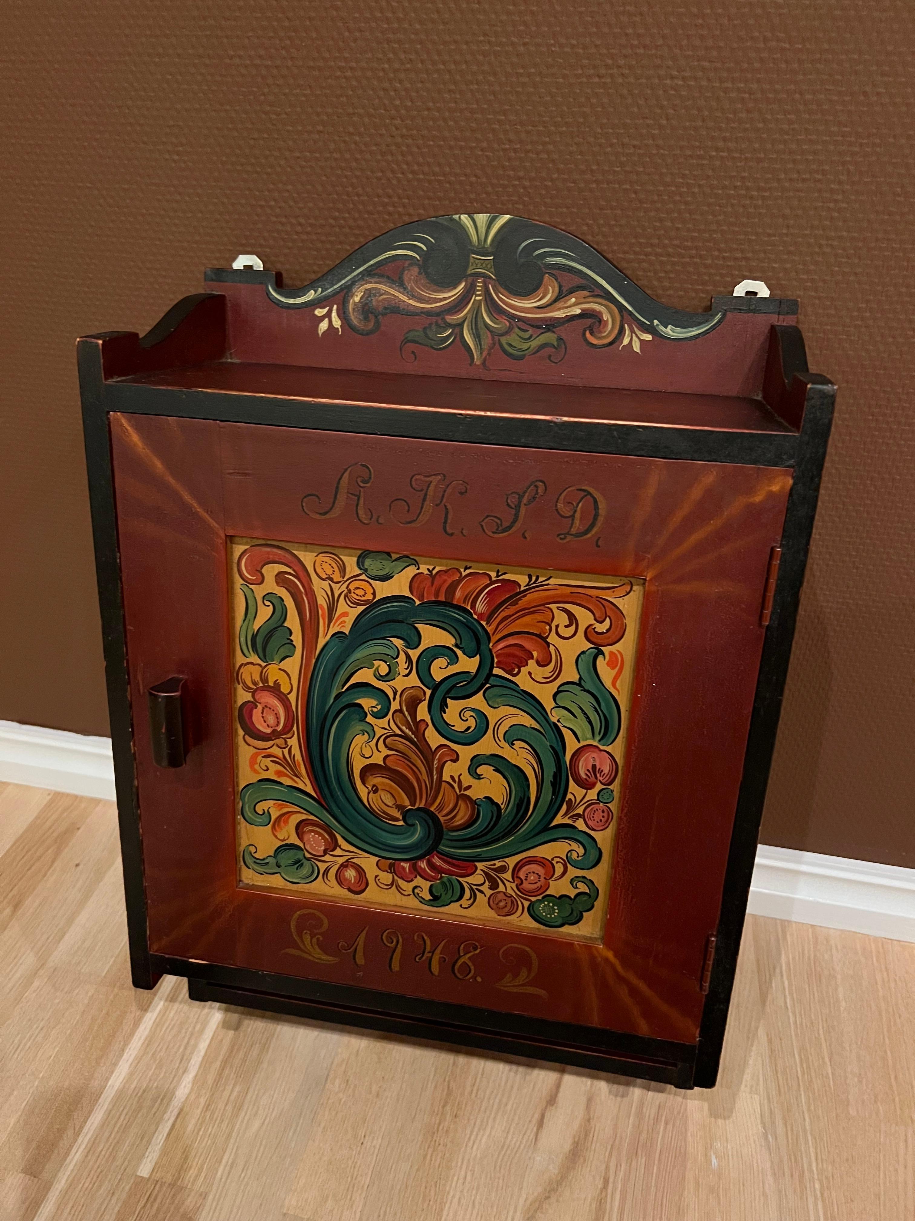Datato 1948 - Armadio RUSTICO da parete Rosemaling d'epoca, dipinto a mano, Norvegia in vendita 10