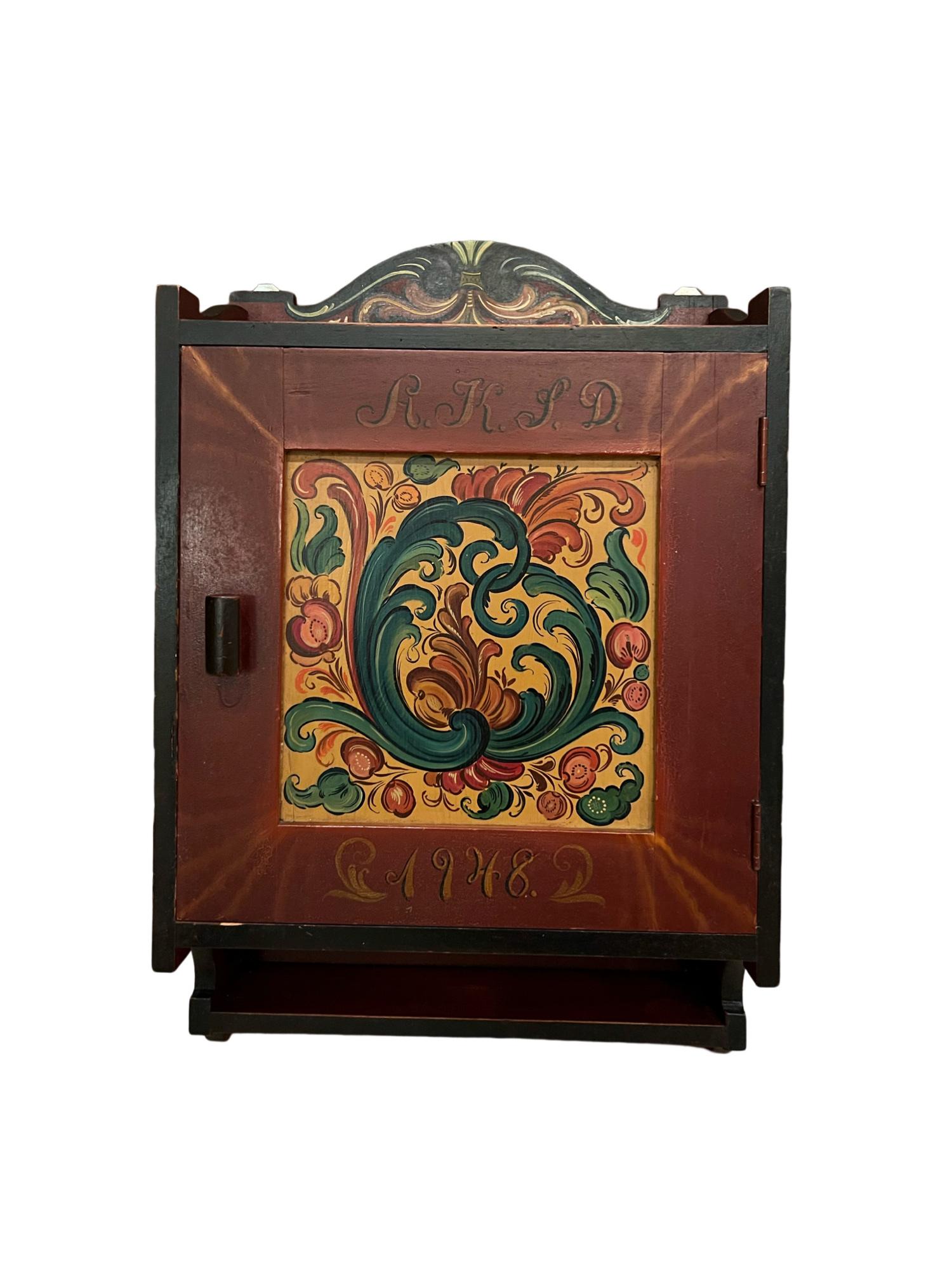 Armadio pensile Telemark Rosemaling d'epoca (1948)

Questo squisito mobile pensile tradizionale / credenza / madia mette in mostra la splendida arte del Telemark Rosemaling, proveniente dalla Norvegia. Realizzato a mano in legno di pino Nature e