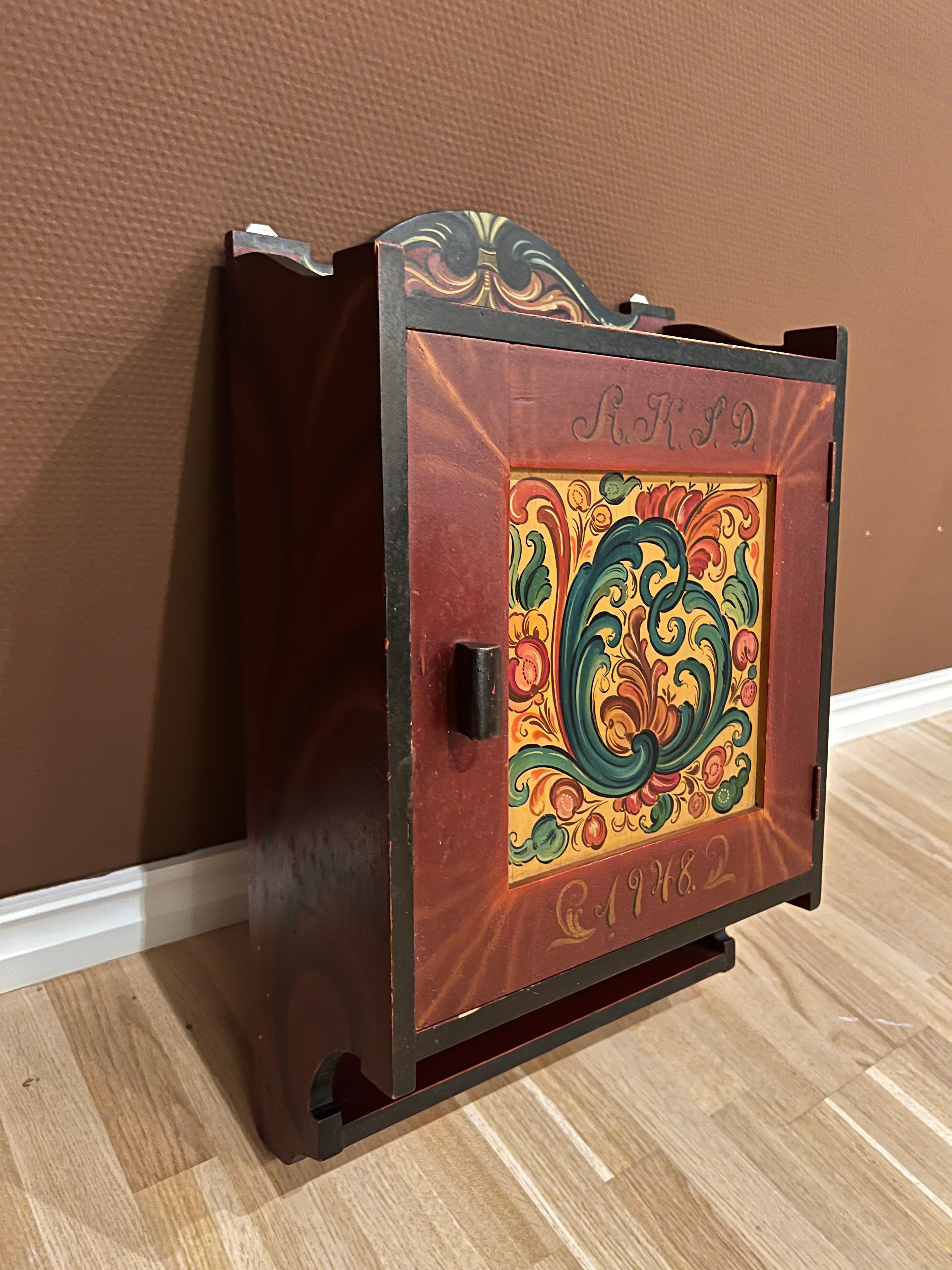 Datato 1948 - Armadio RUSTICO da parete Rosemaling d'epoca, dipinto a mano, Norvegia in vendita 12