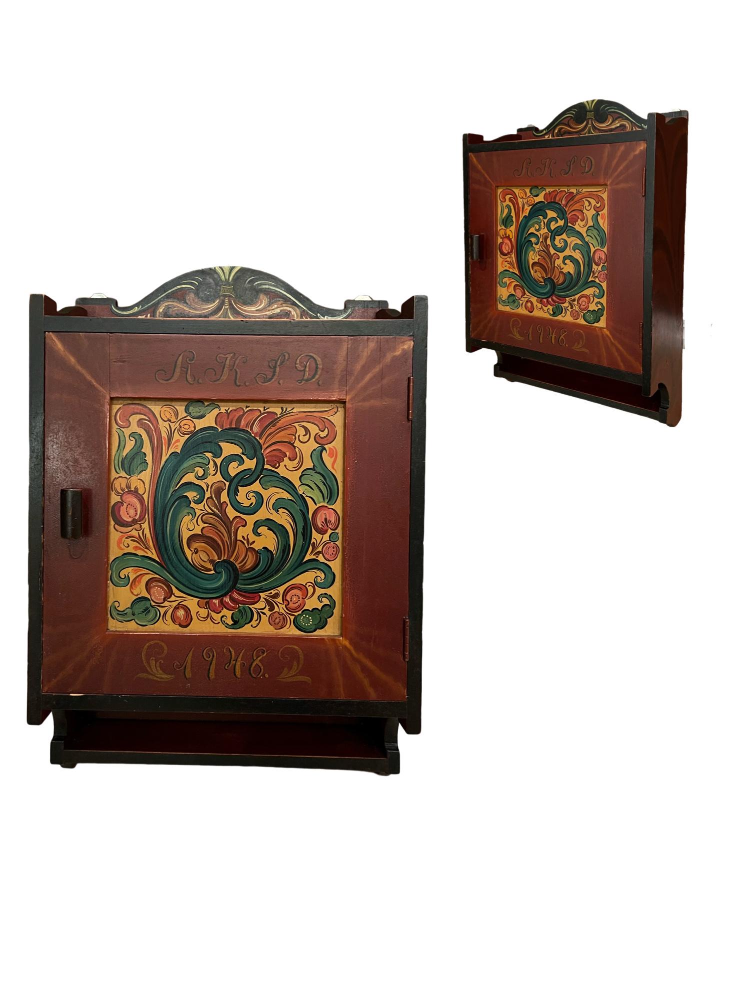 Arte popolare Datato 1948 - Armadio RUSTICO da parete Rosemaling d'epoca, dipinto a mano, Norvegia in vendita