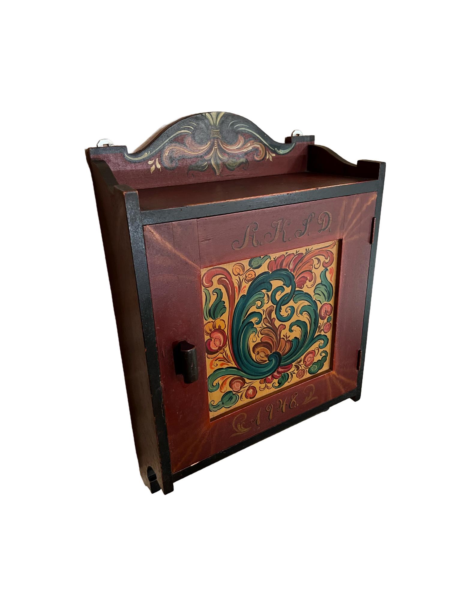 Norvegese Datato 1948 - Armadio RUSTICO da parete Rosemaling d'epoca, dipinto a mano, Norvegia in vendita