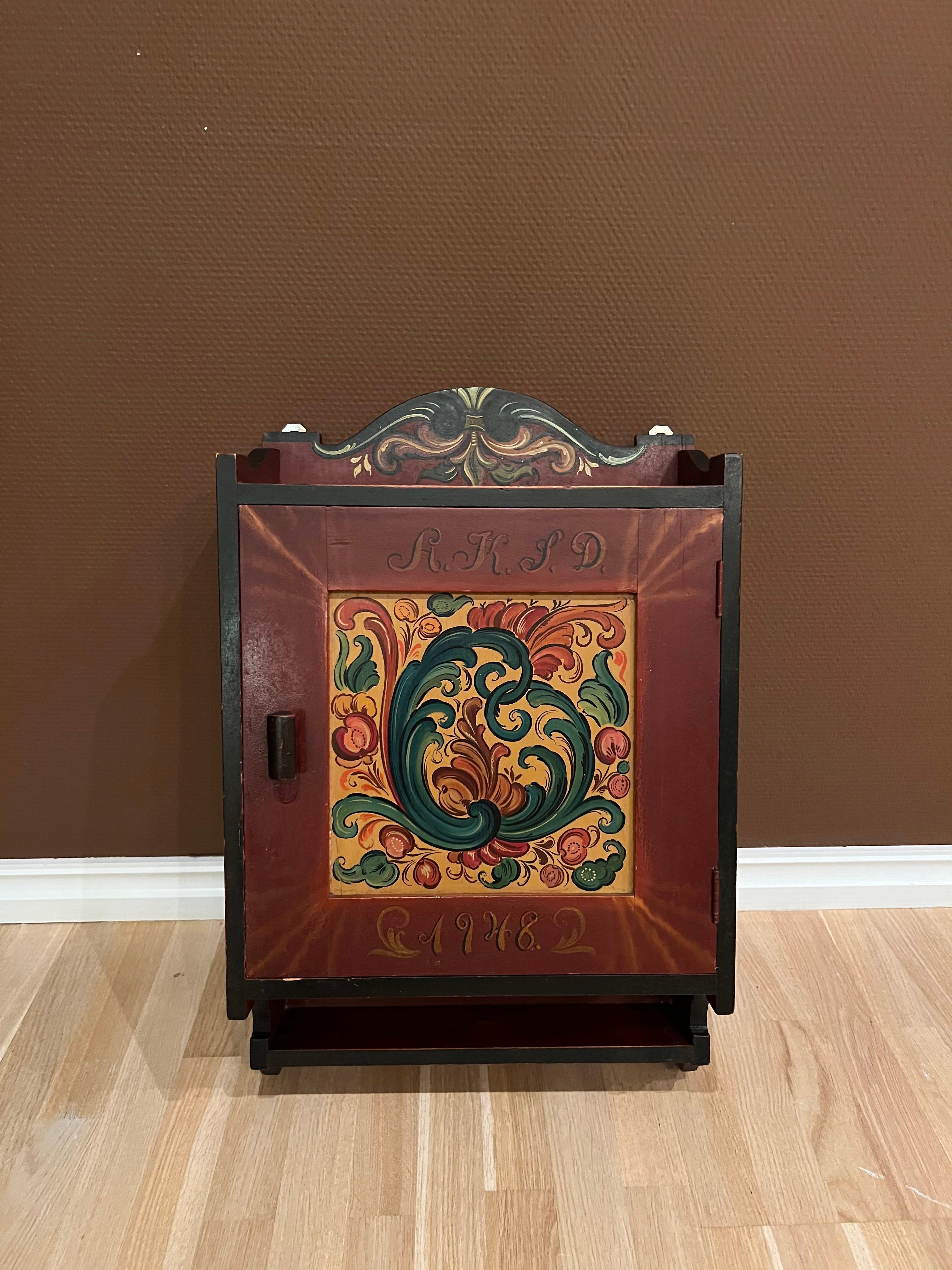 Fatto a mano Datato 1948 - Armadio RUSTICO da parete Rosemaling d'epoca, dipinto a mano, Norvegia in vendita