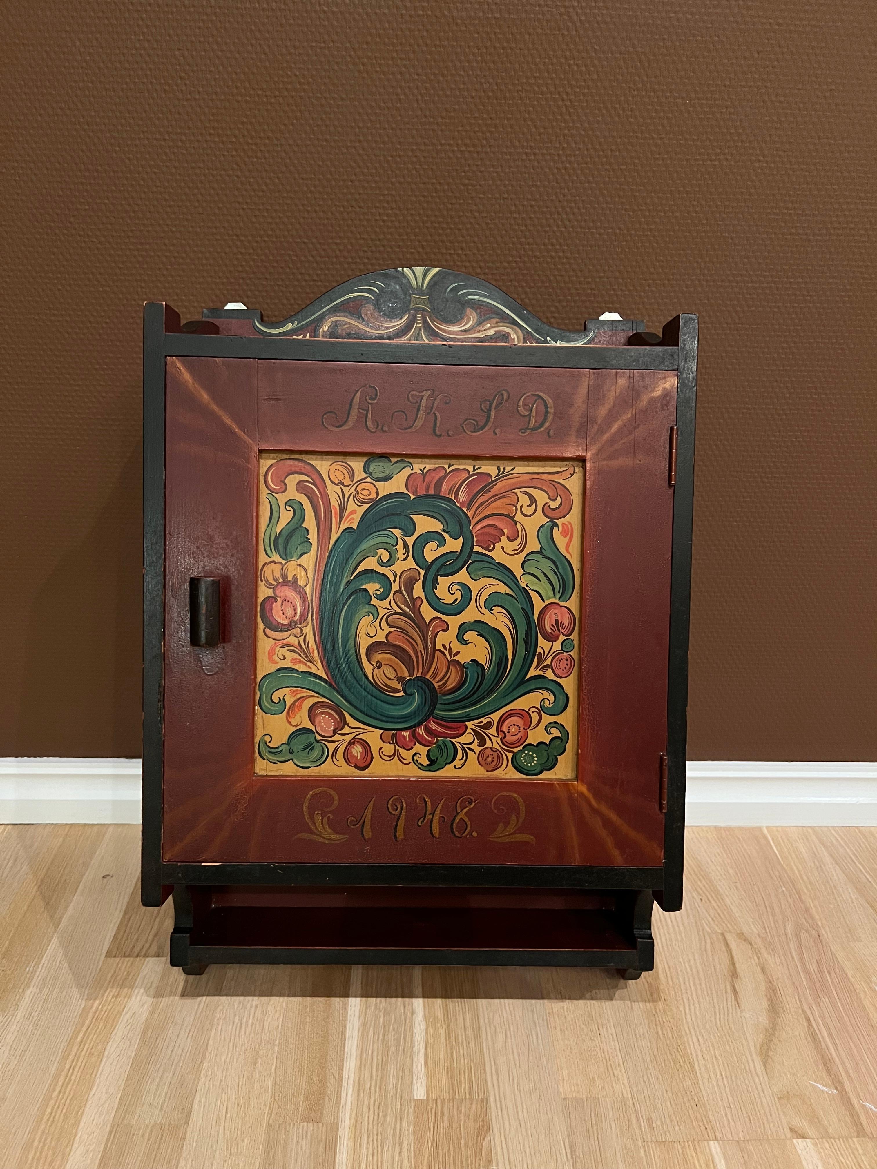 Metà XX secolo Datato 1948 - Armadio RUSTICO da parete Rosemaling d'epoca, dipinto a mano, Norvegia in vendita