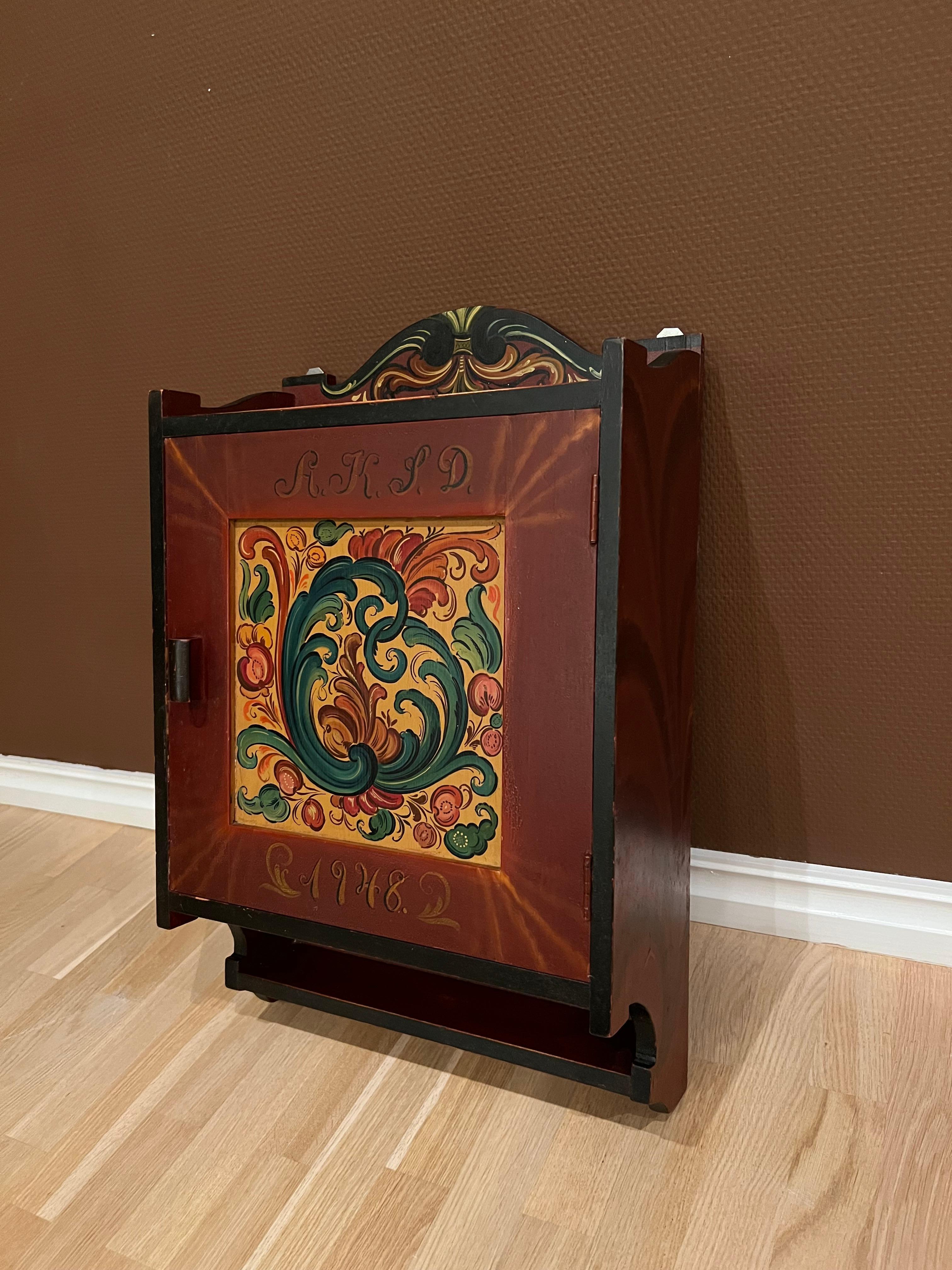 Legno massiccio Datato 1948 - Armadio RUSTICO da parete Rosemaling d'epoca, dipinto a mano, Norvegia in vendita