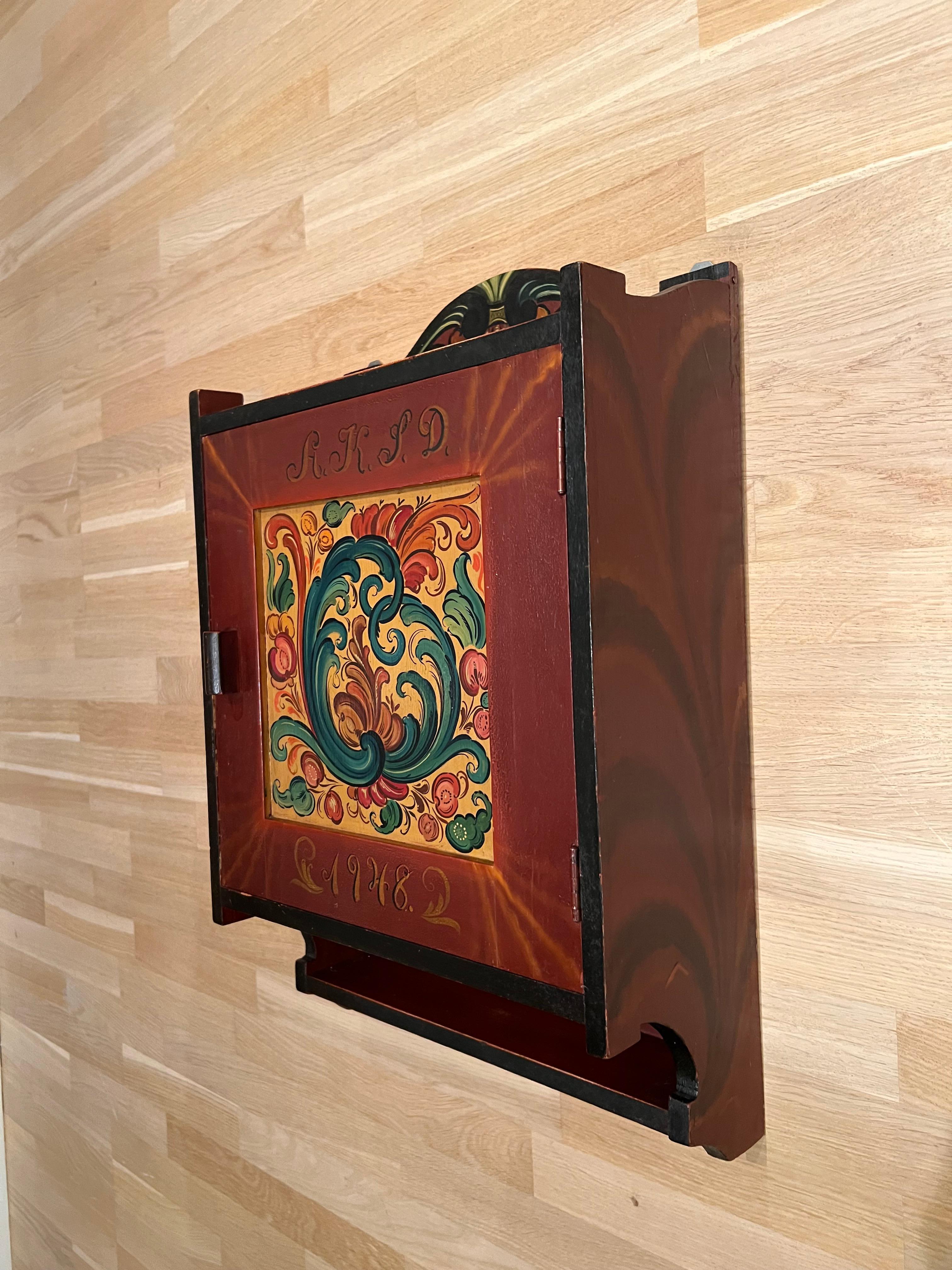 Datato 1948 - Armadio RUSTICO da parete Rosemaling d'epoca, dipinto a mano, Norvegia in vendita 1